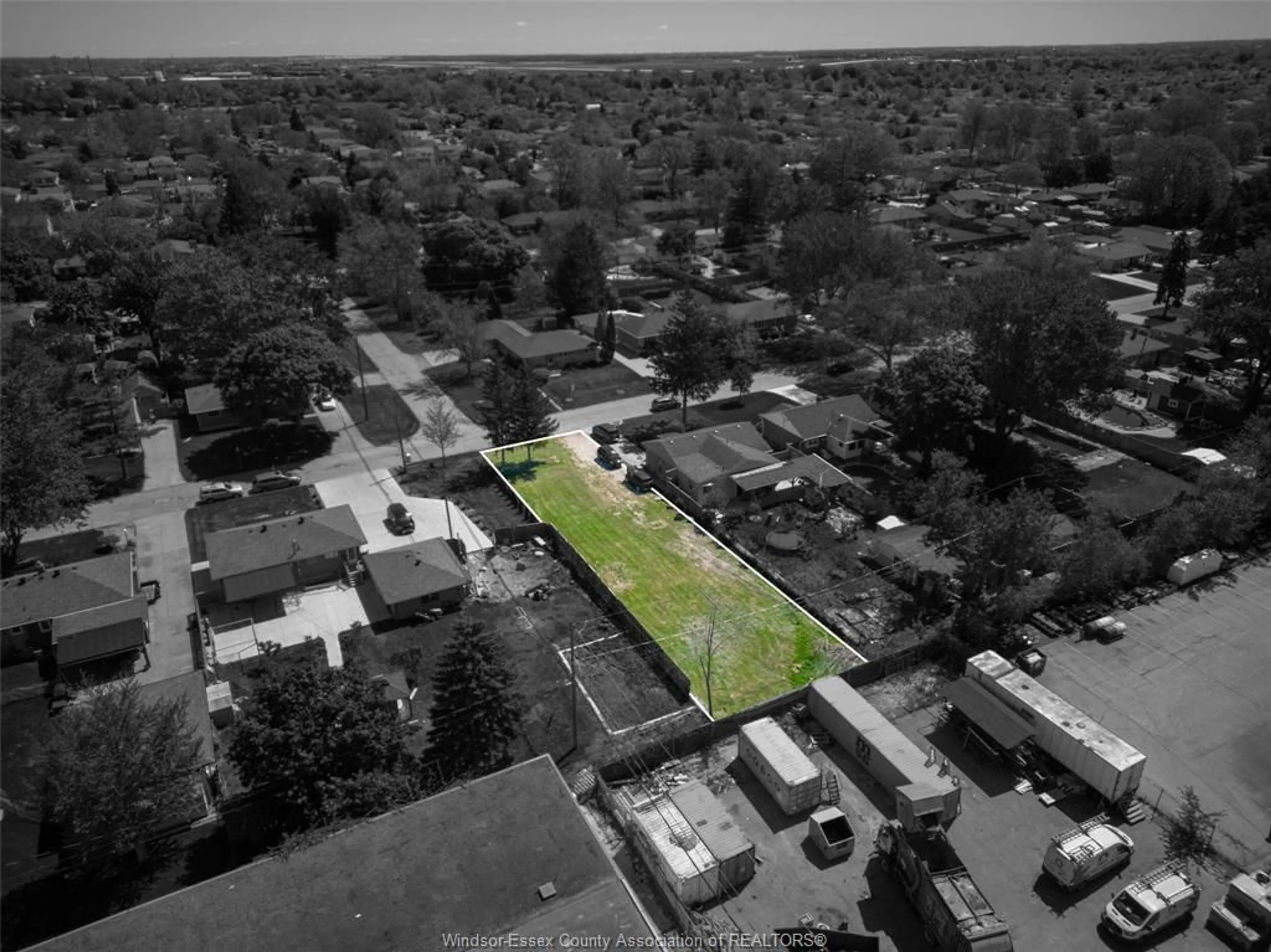 A pic from outside/outdoor area/front of a property/back of a property/a pic from drone, street for 3199 WOODLAWN, Windsor Ontario N8W 2J1