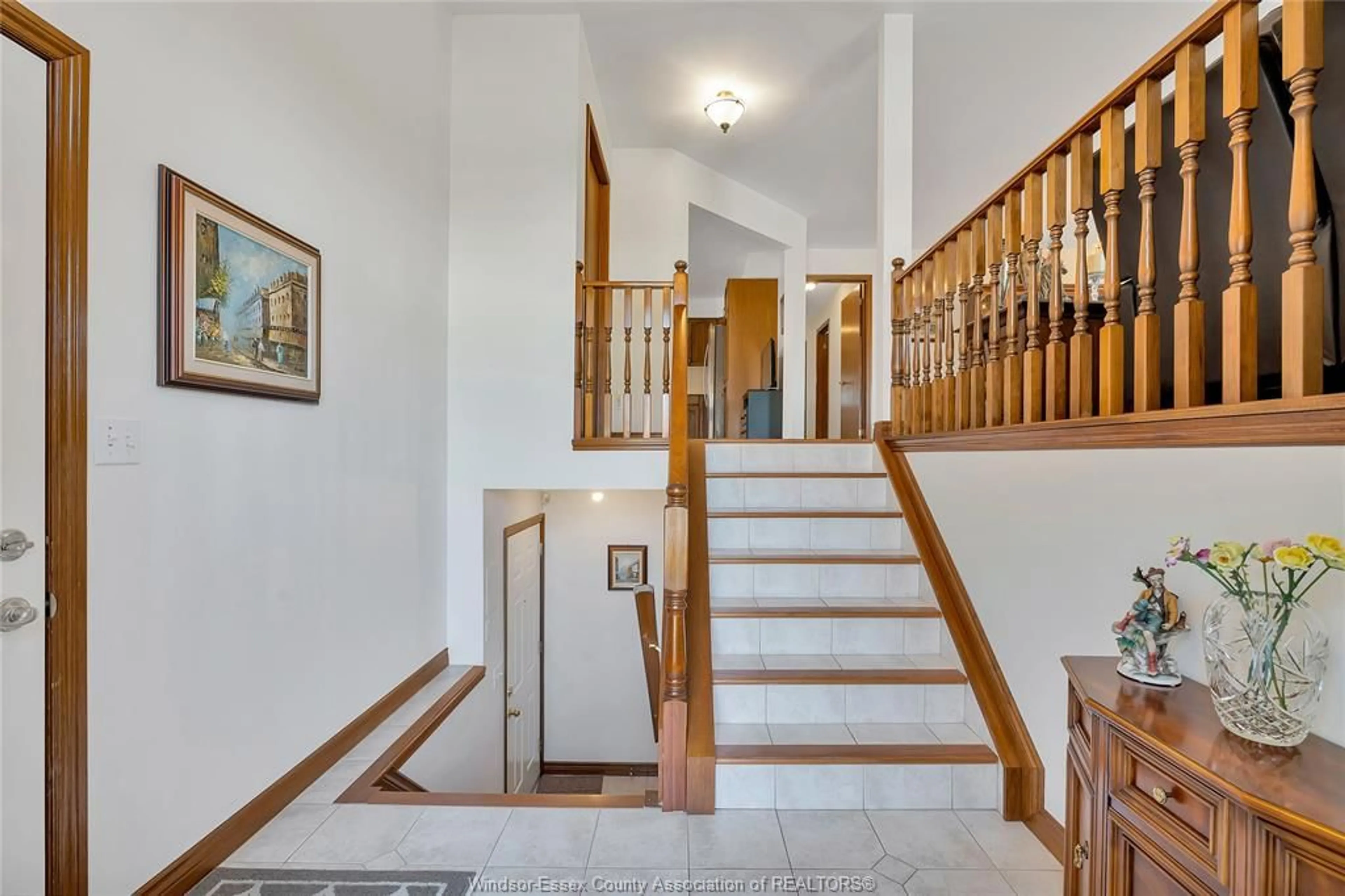 Indoor foyer for 178 ELLISON Ave, Leamington Ontario N8H 5J2