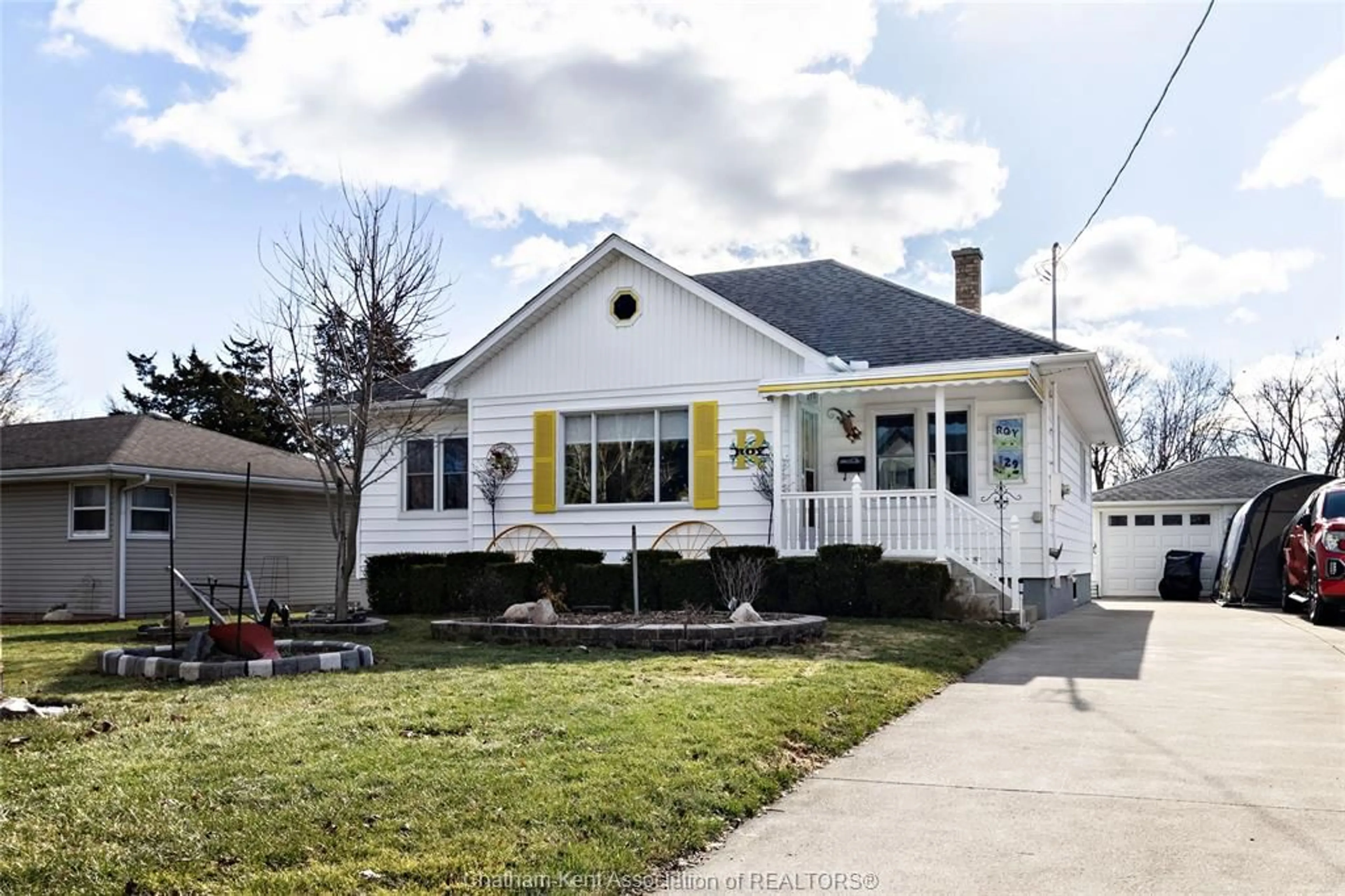 Home with vinyl exterior material, street for 129 TISSIMAN Ave, Chatham Ontario N7M 4G6