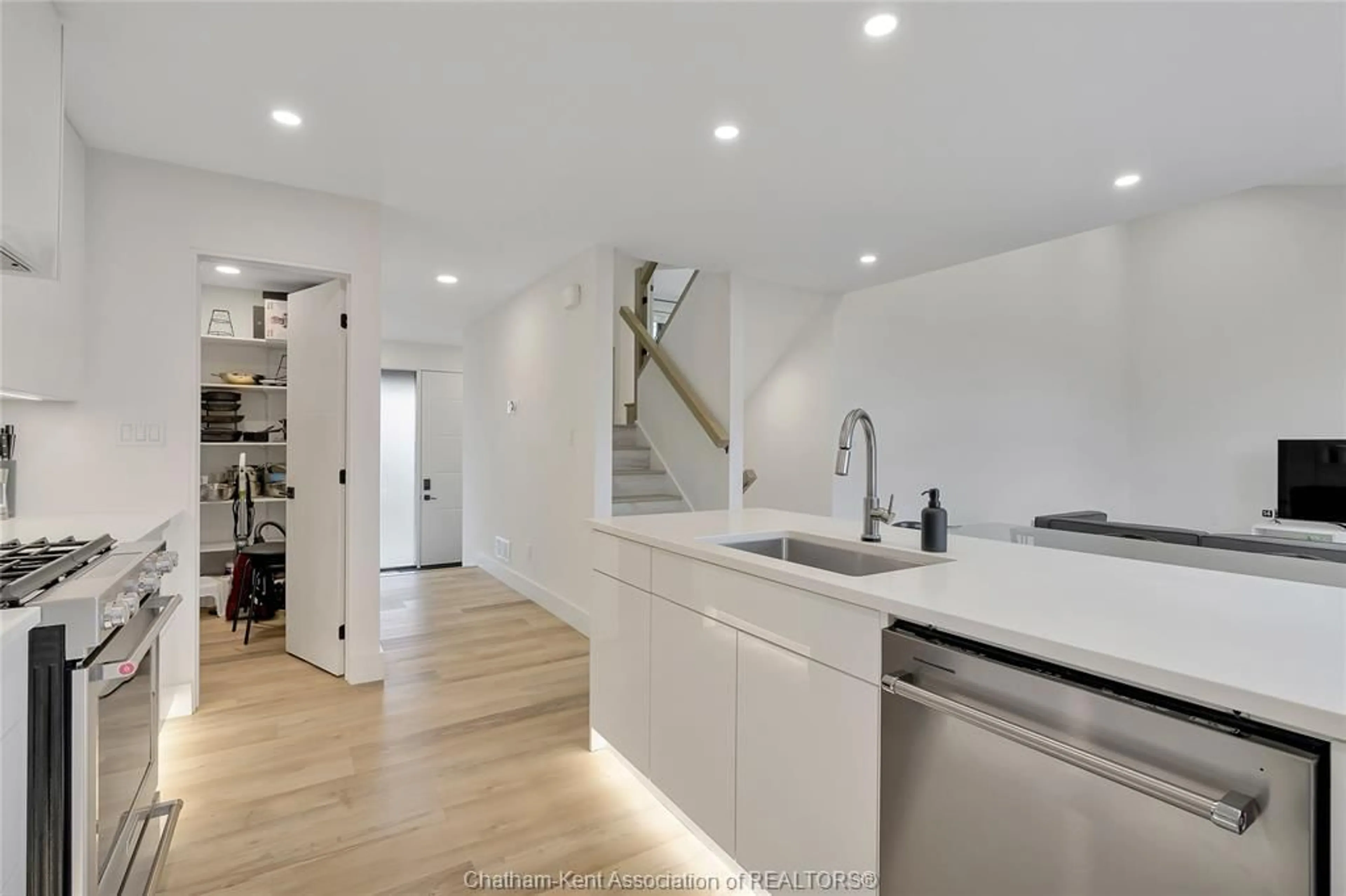 Open concept kitchen, unknown for 15 Churchill Park Rd, Chatham Ontario N7M 6M2