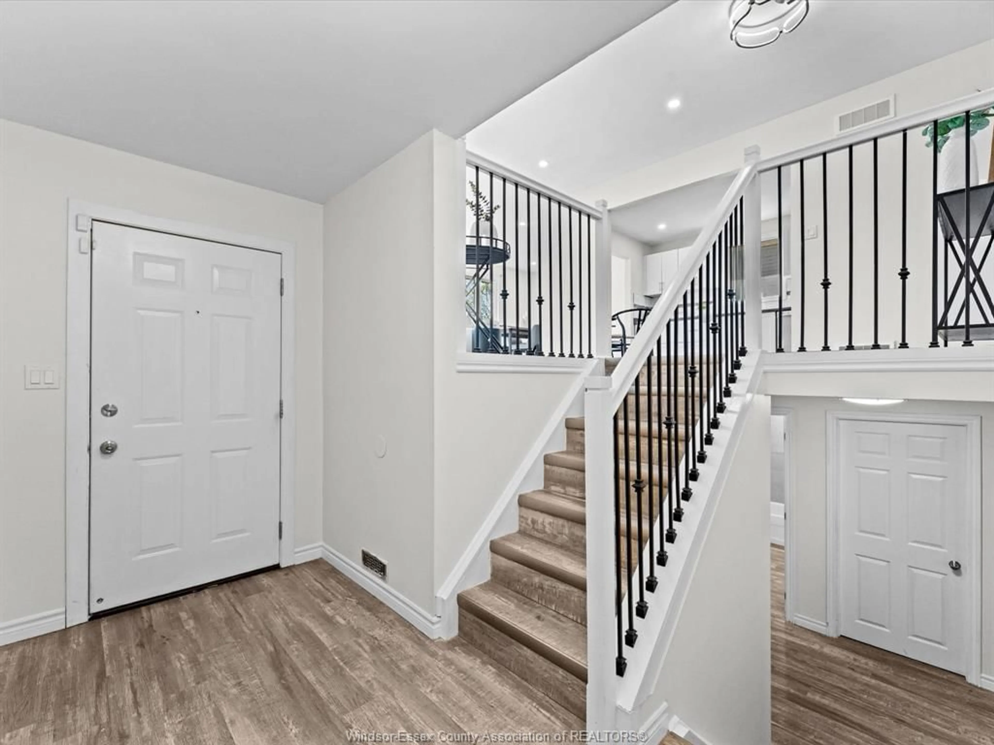 Indoor entryway for 3195 Conservation Dr, Windsor Ontario N8W 5B8
