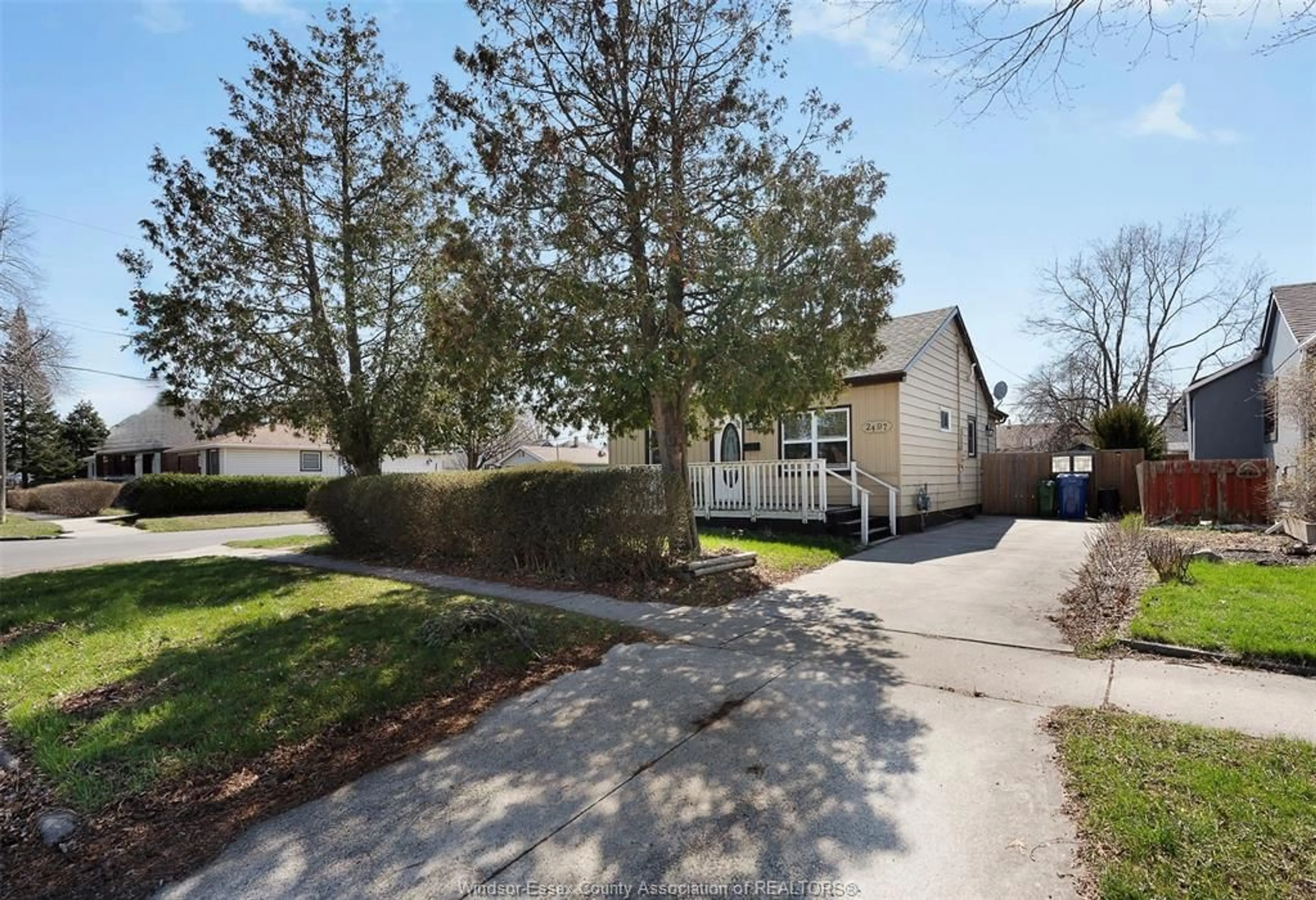 A pic from outside/outdoor area/front of a property/back of a property/a pic from drone, street for 2497 CHANDLER, Windsor Ontario N8W 4A7