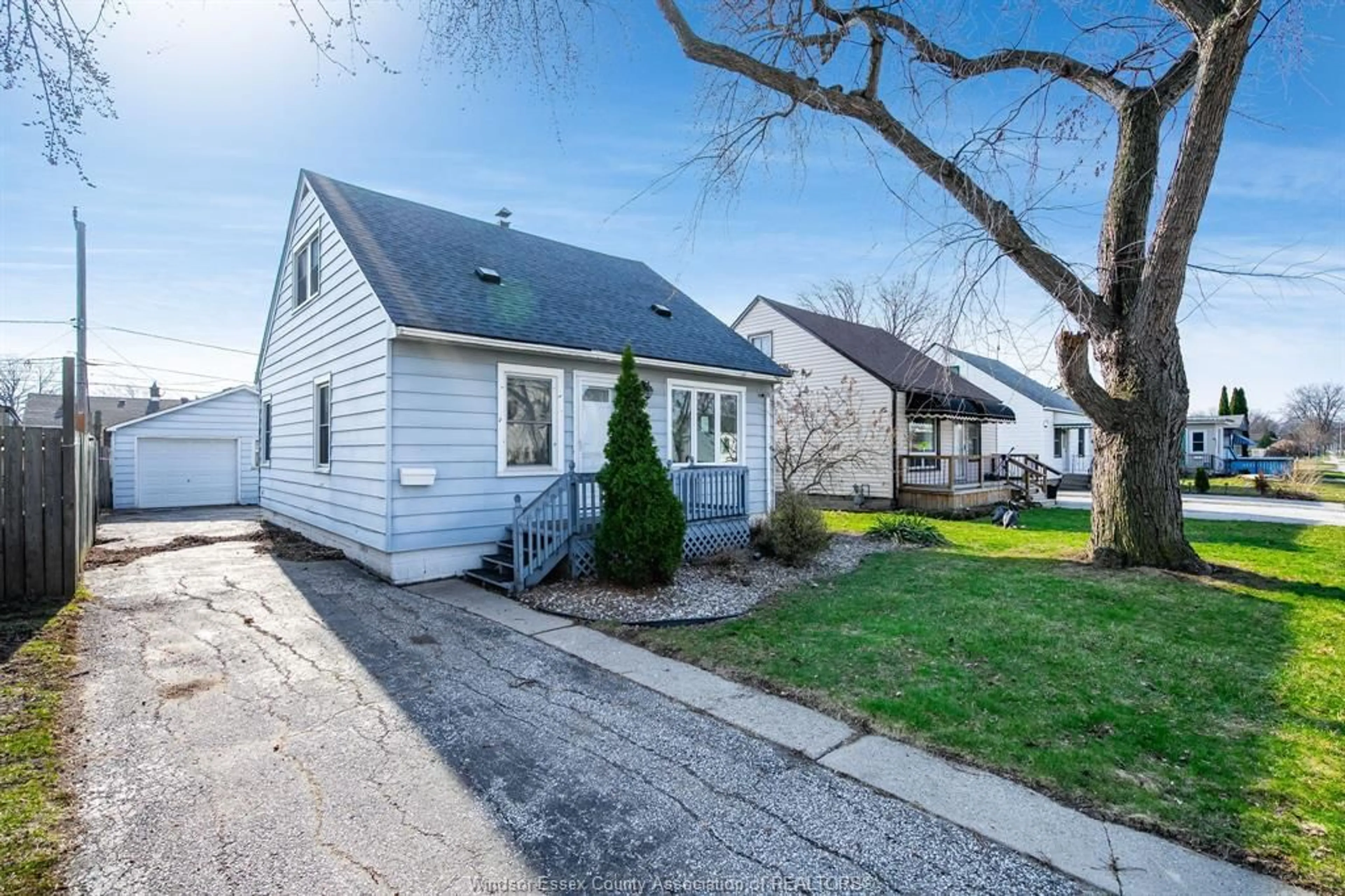 Home with vinyl exterior material, street for 3759 Whitney, Windsor Ontario N9C 2C5