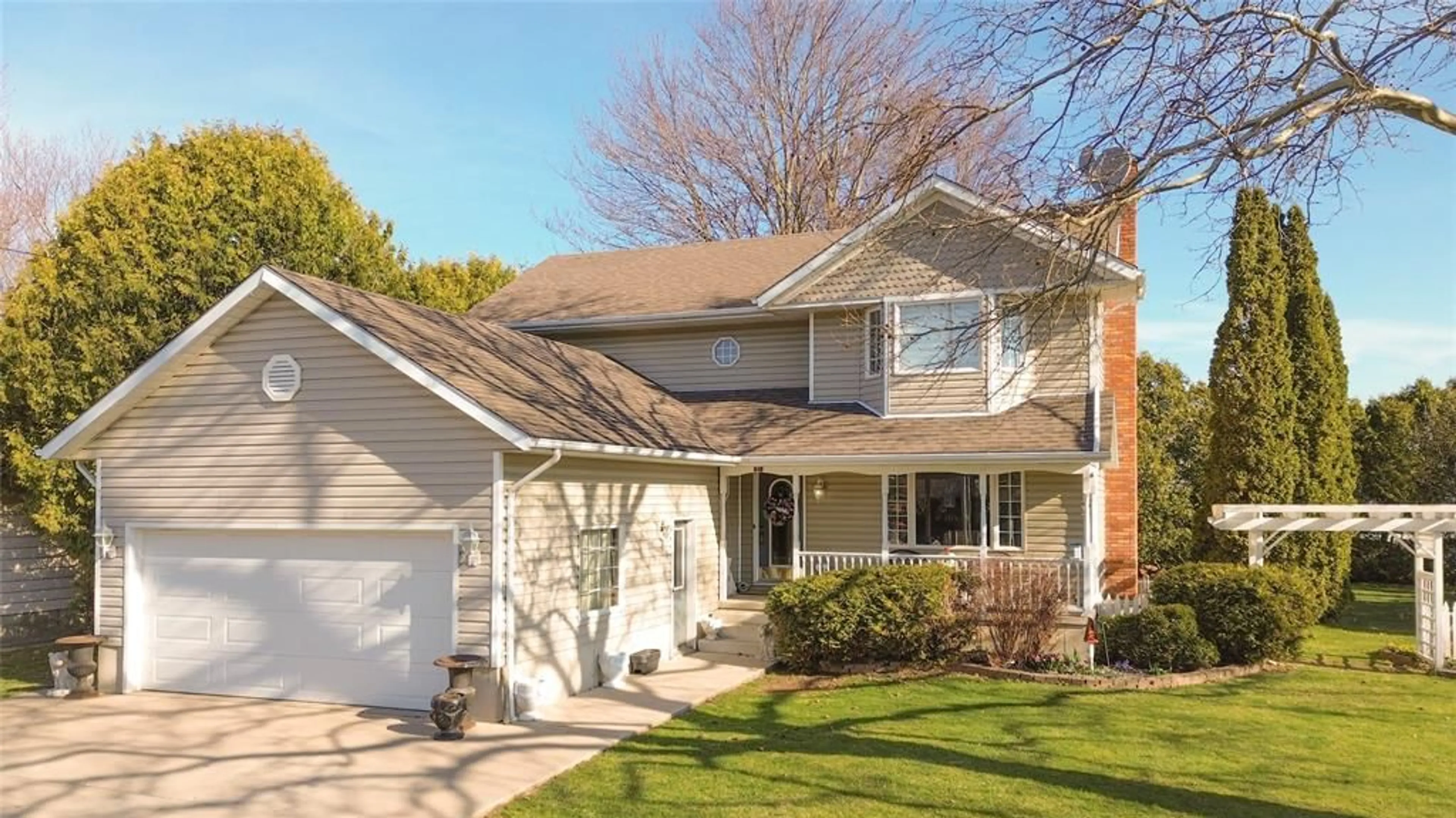 Home with vinyl exterior material, street for 518 CAMDEN St, Dresden Ontario N0P 1M0