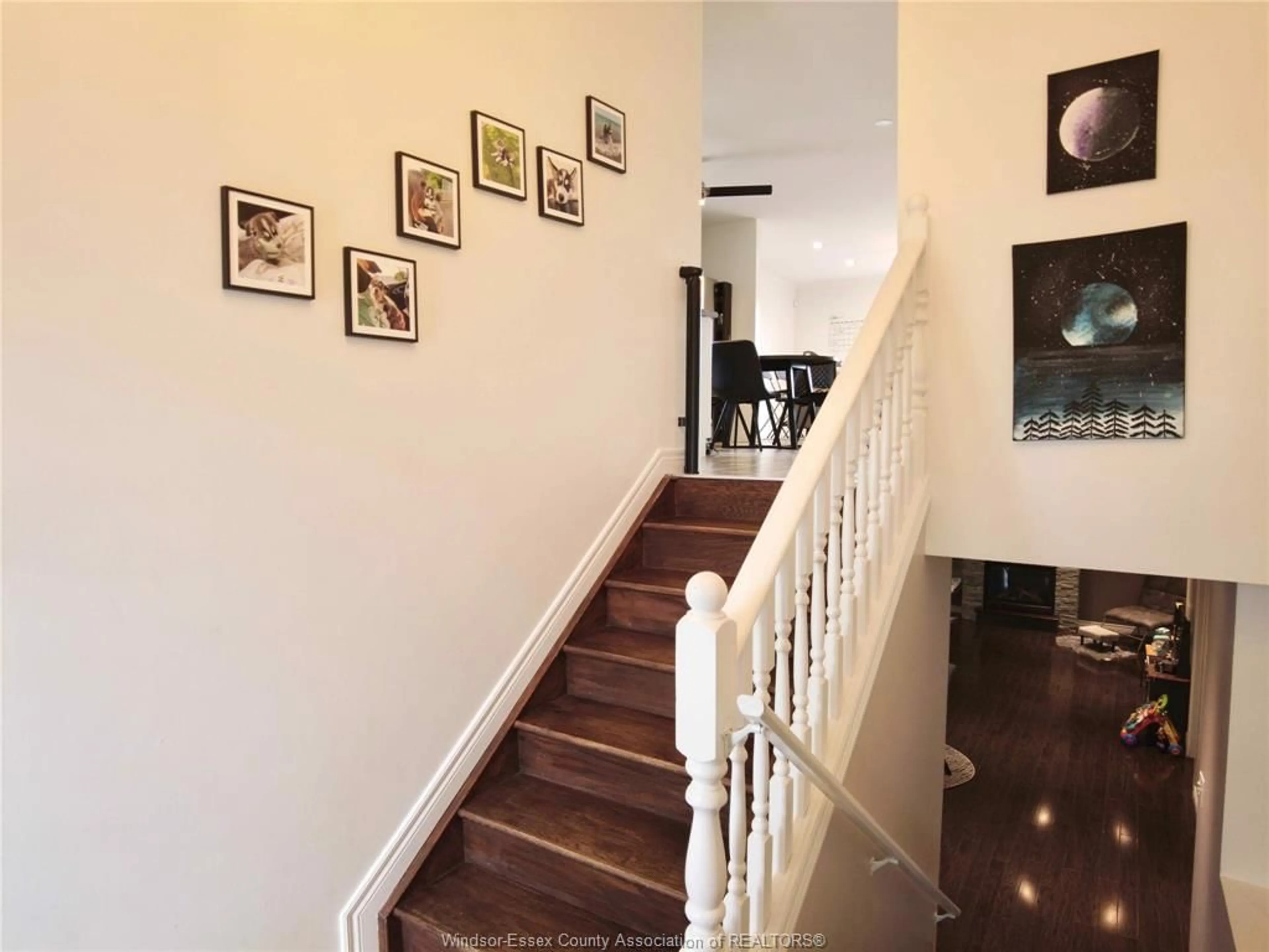 Indoor foyer for 2437 LUXURY Ave, Windsor Ontario N8P 1S8