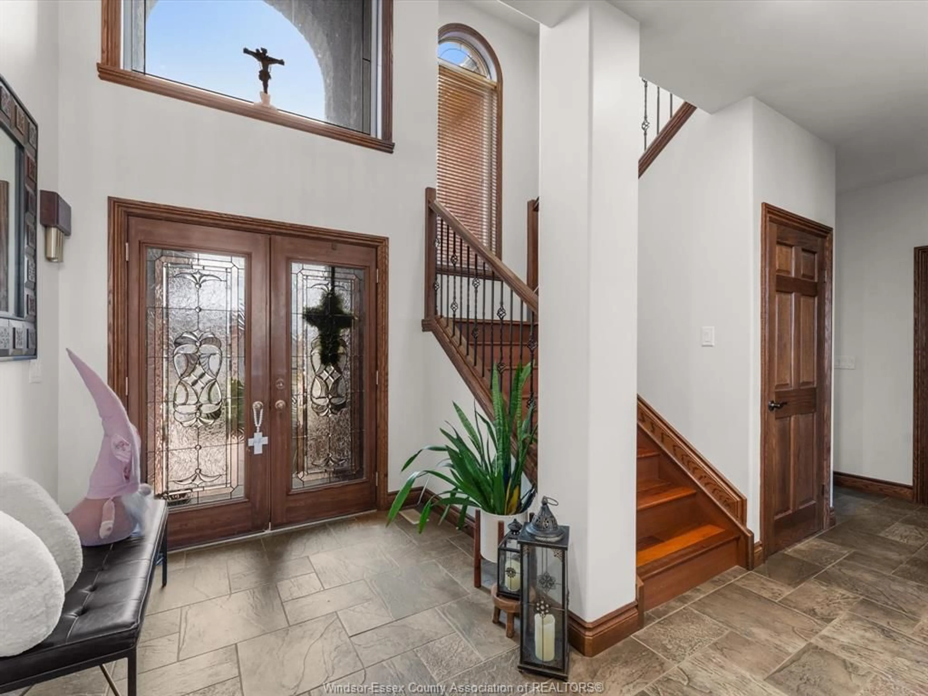 Indoor entryway for 201 ELLISON, Leamington Ontario N8H 5J2