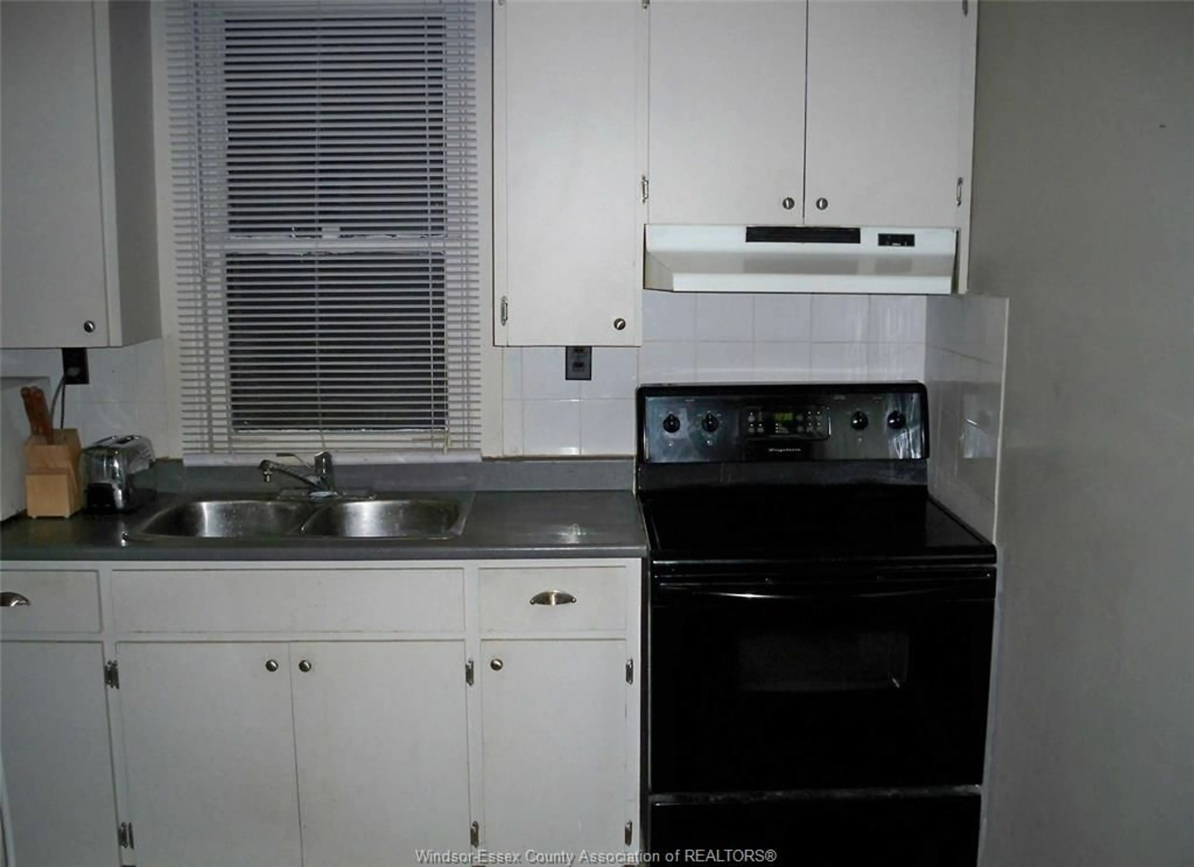 Standard kitchen, unknown for 427 GLADSTONE Ave, Windsor Ontario N9A 2P8