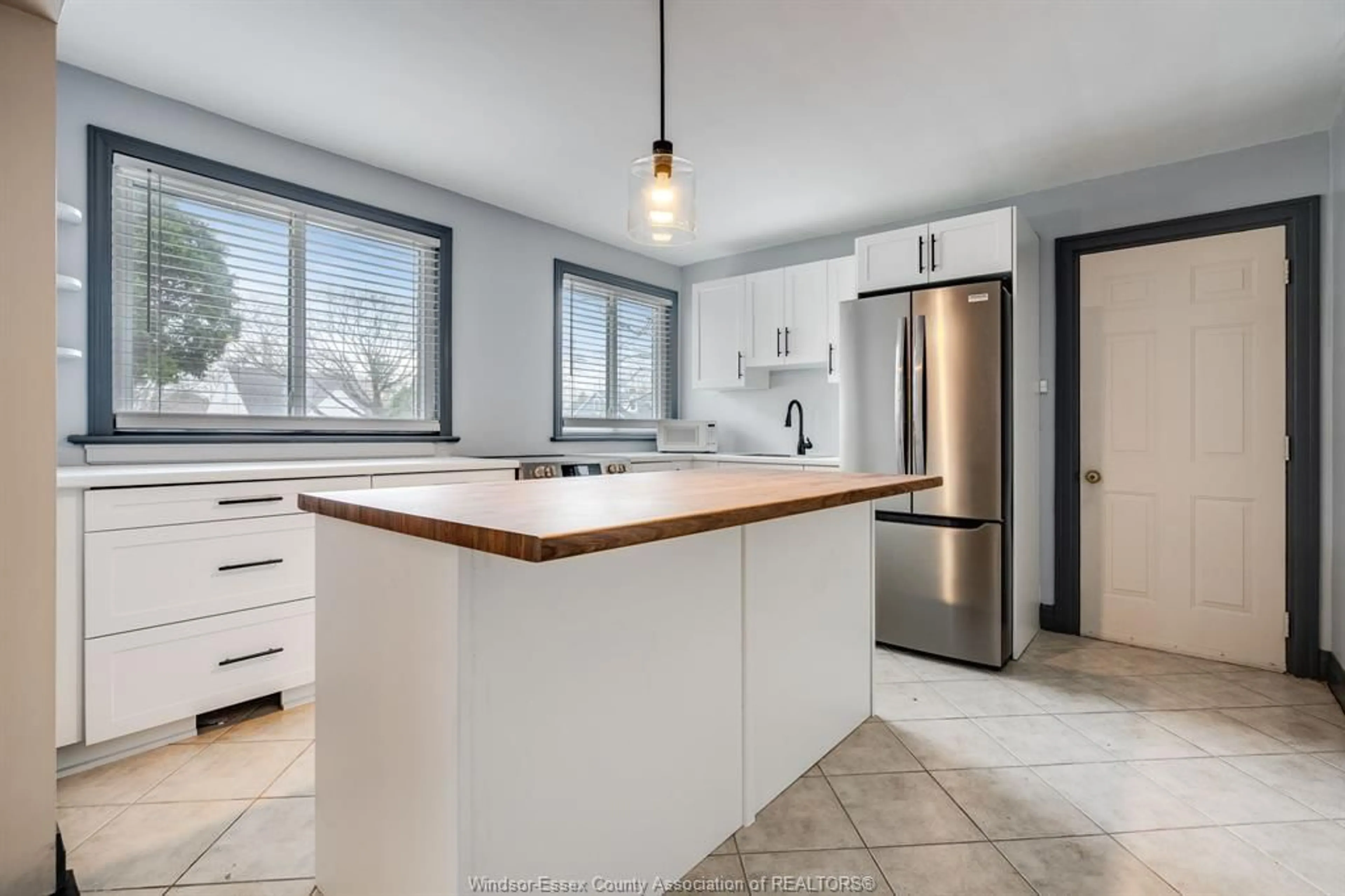 Open concept kitchen, ceramic/tile floor for 95 TWEEDSMUIR Ave, Chatham Ontario N7M 3Z7