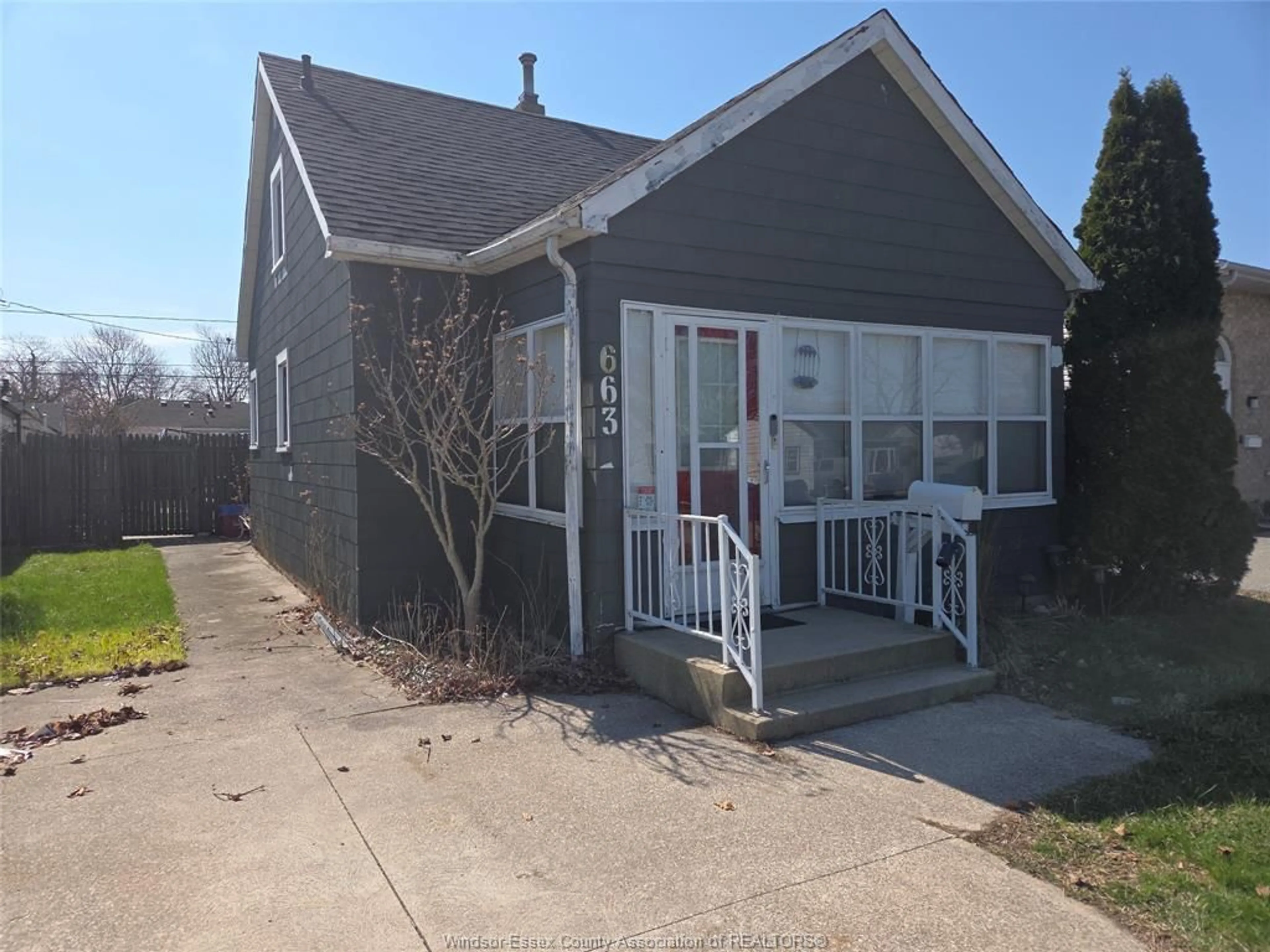 Home with vinyl exterior material, street for 663 HILDEGARDE St, Windsor Ontario N8X 2Z7