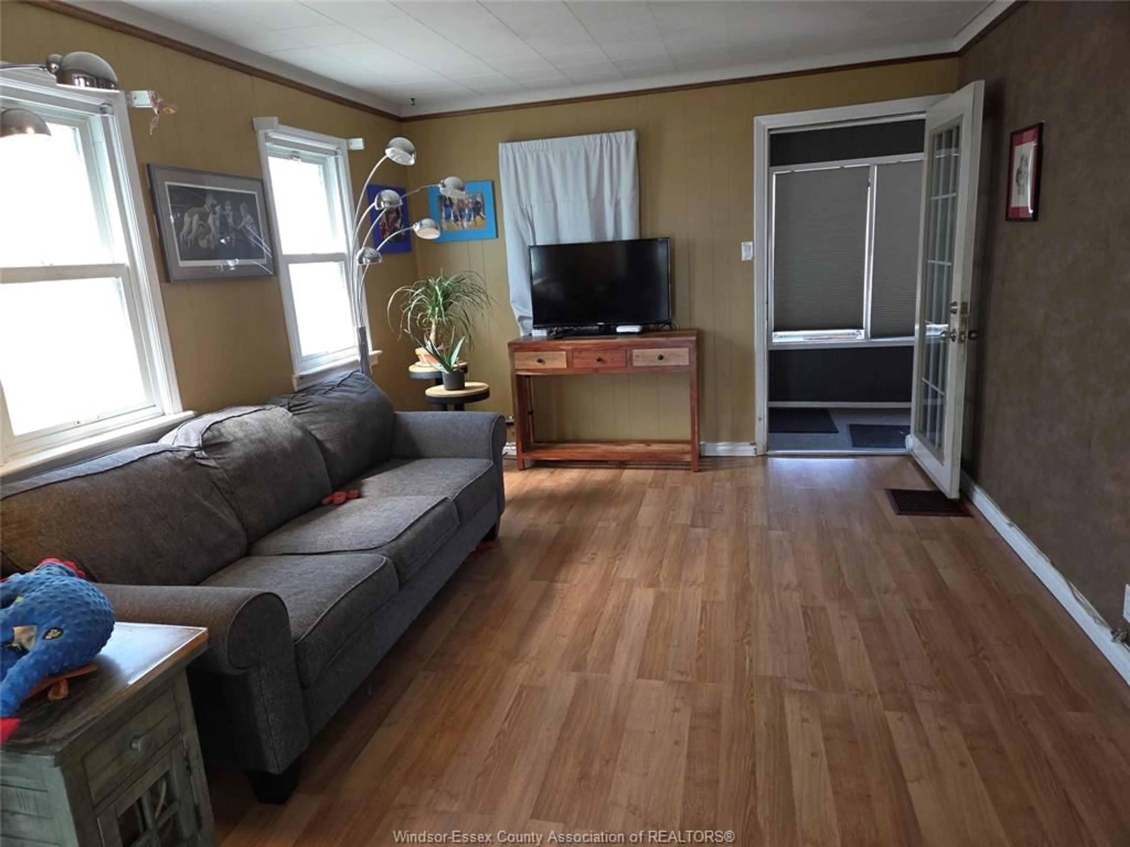 Living room with furniture, wood/laminate floor for 663 HILDEGARDE St, Windsor Ontario N8X 2Z7