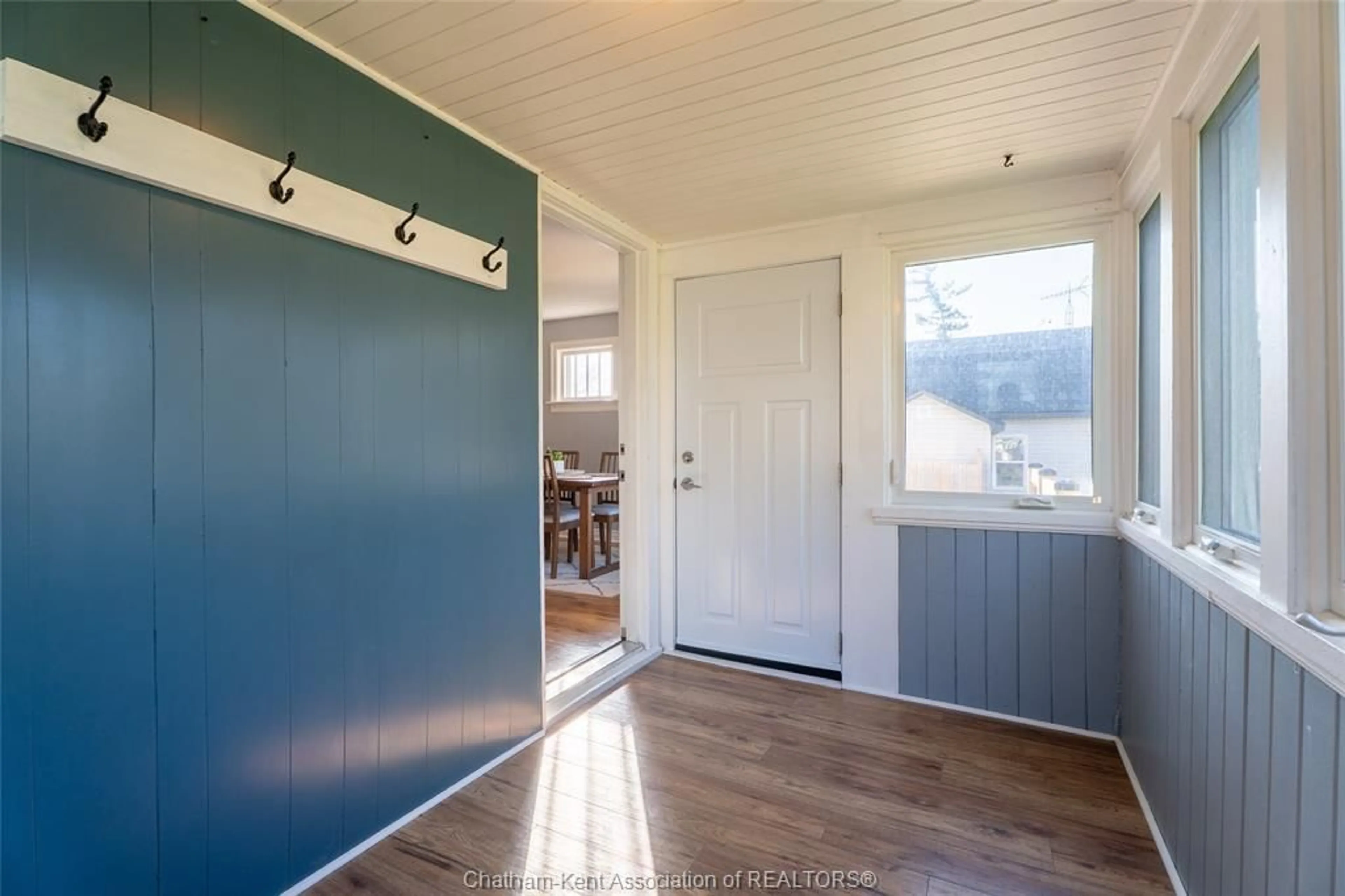 Indoor entryway for 695 BLOOMFIELD Rd, Chatham Ontario N7M 5J5