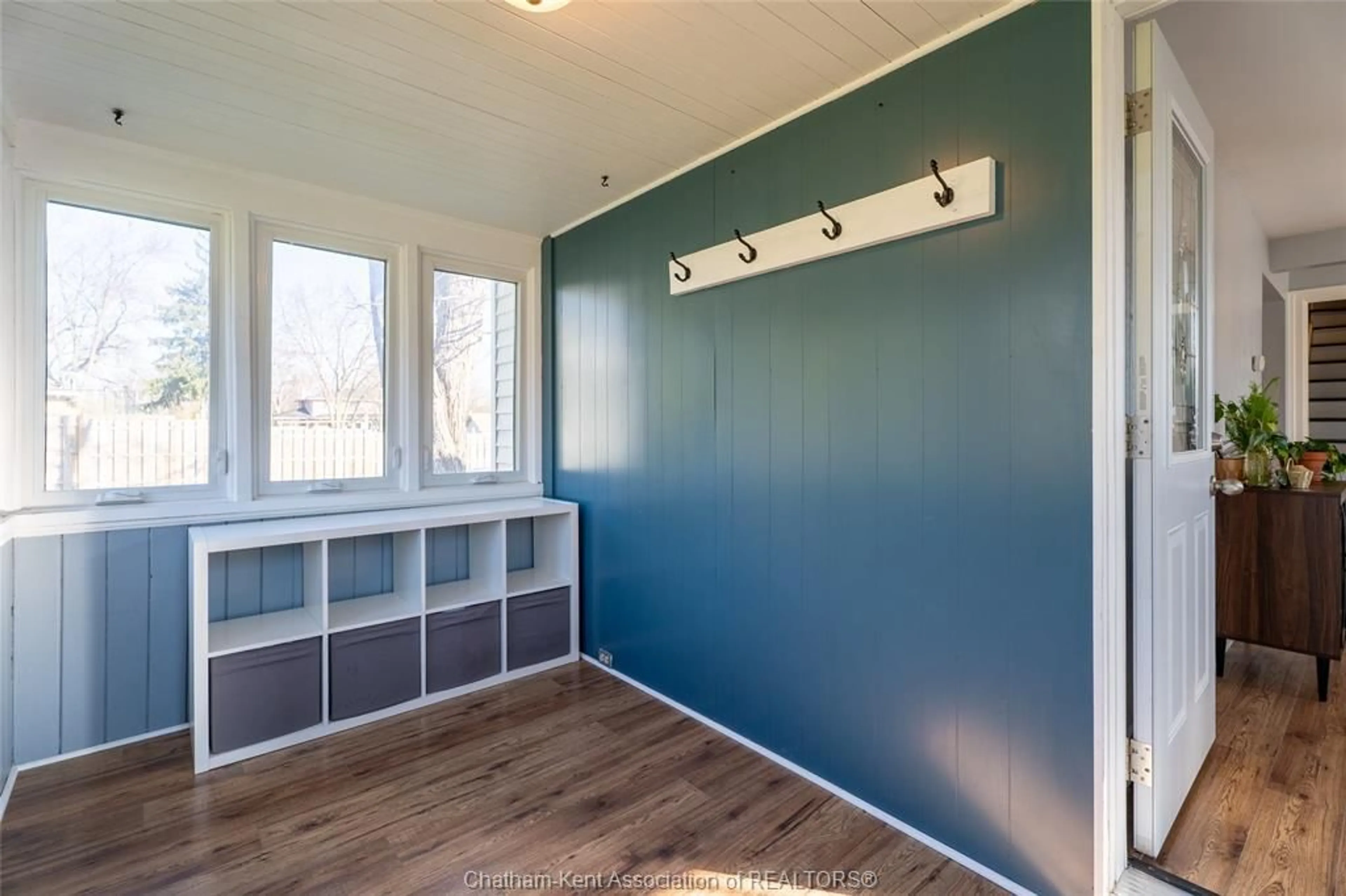 Indoor entryway for 695 BLOOMFIELD Rd, Chatham Ontario N7M 5J5