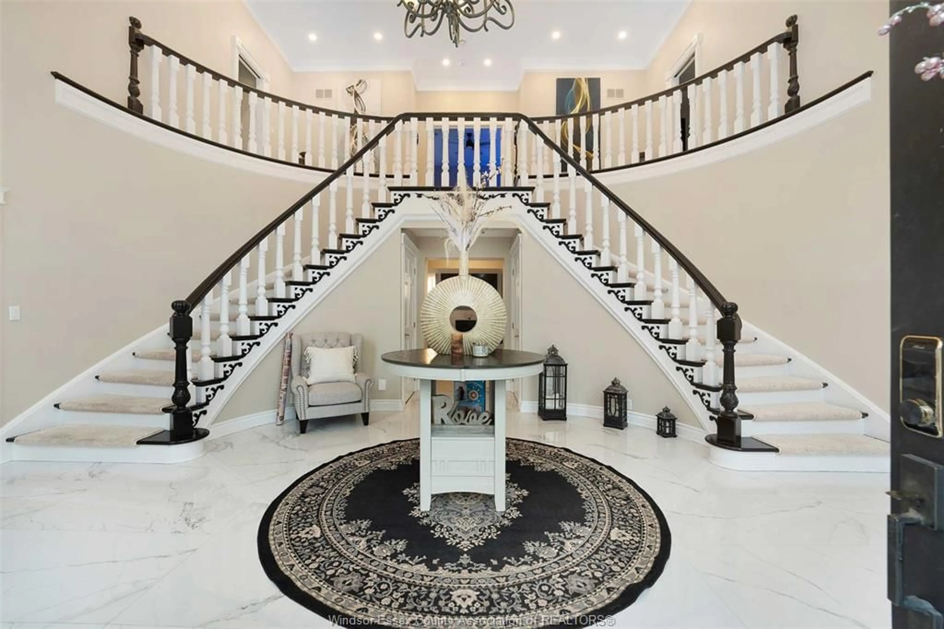 Indoor foyer for 7566 HOWARD Ave, Amherstburg Ontario N0R 1J0