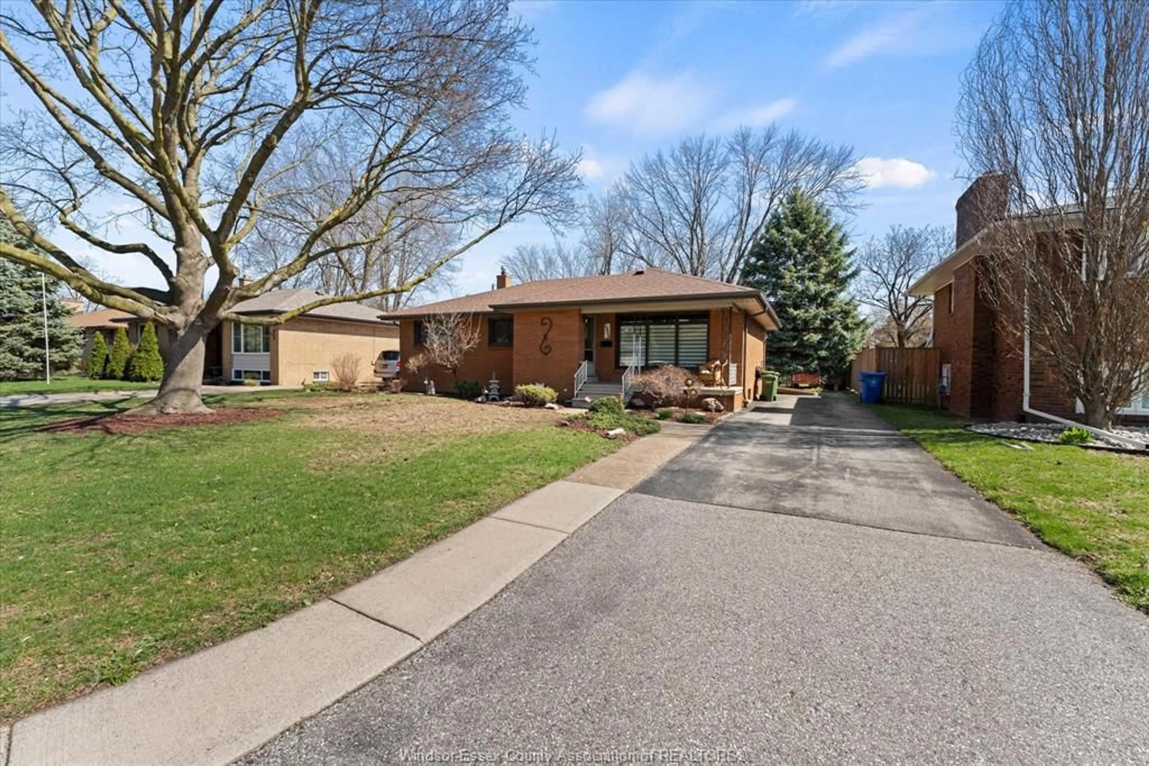 Home with brick exterior material, street for 2840 AVONDALE Ave, Windsor Ontario N9E 1X2