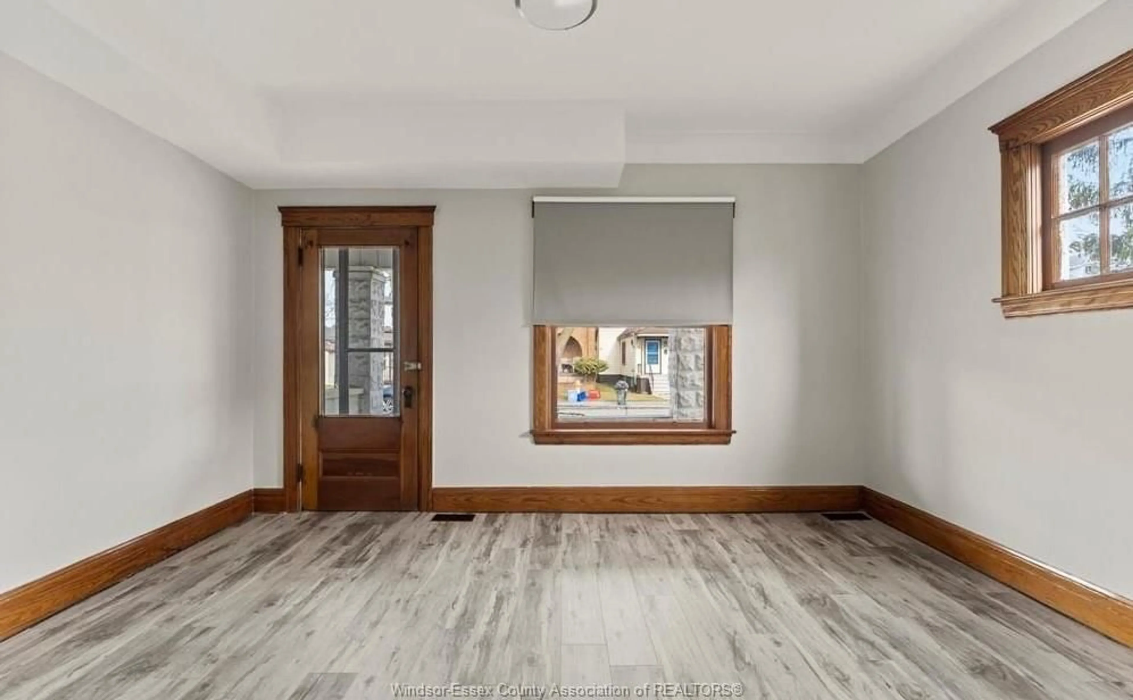 Indoor foyer for 215 PIERRE, Windsor Ontario N9A 2J6