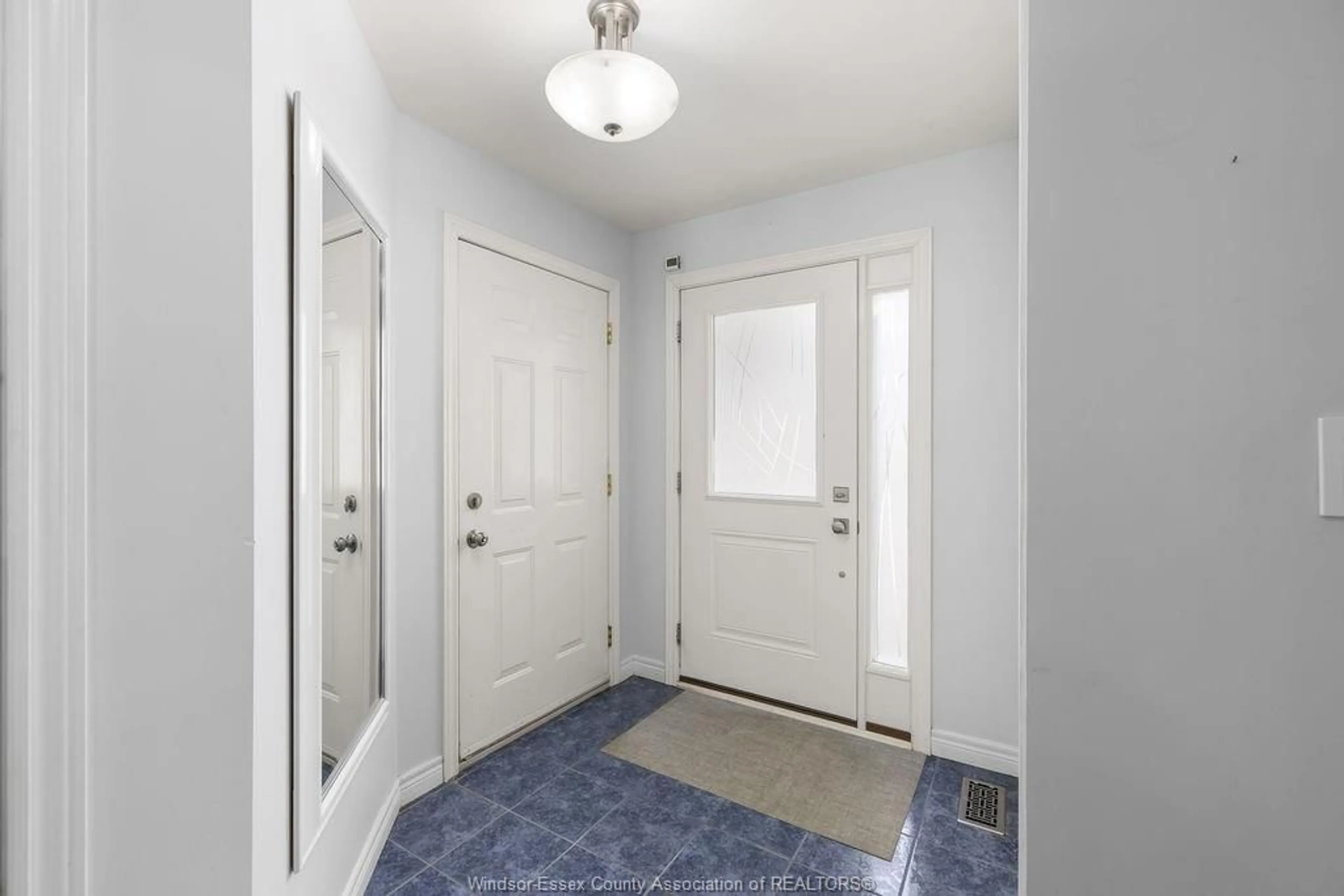 Indoor entryway for 571 BANWELL Rd, Windsor Ontario N8P 1J8