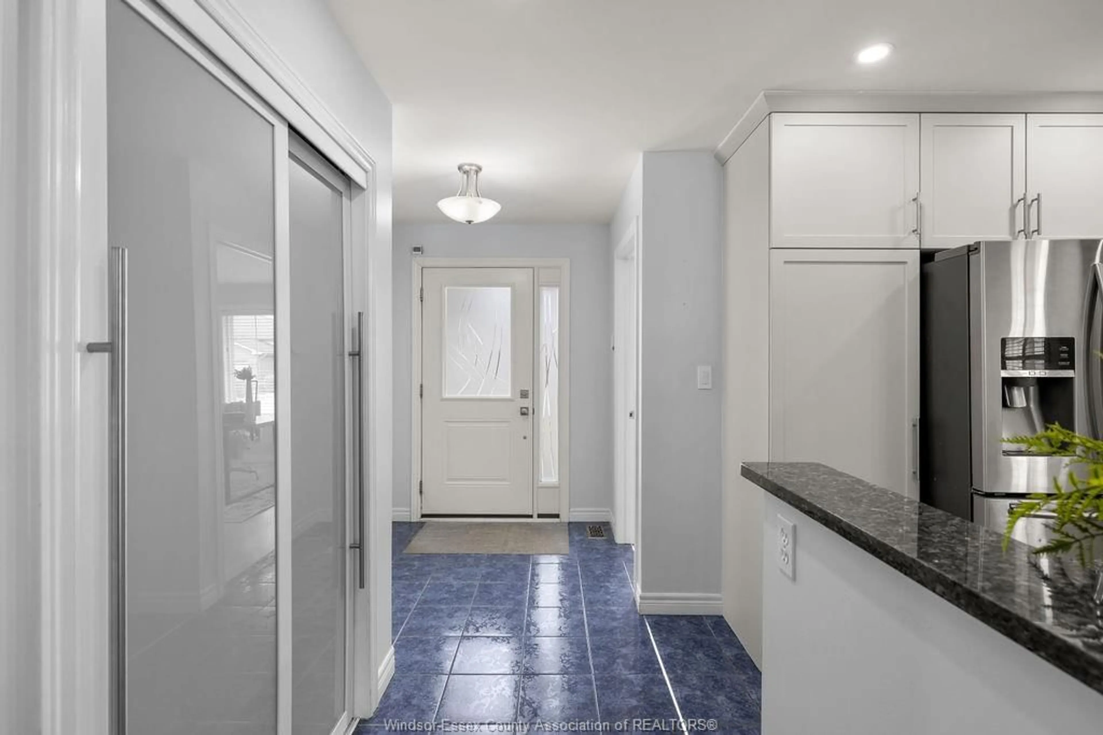 Indoor entryway for 571 BANWELL Rd, Windsor Ontario N8P 1J8