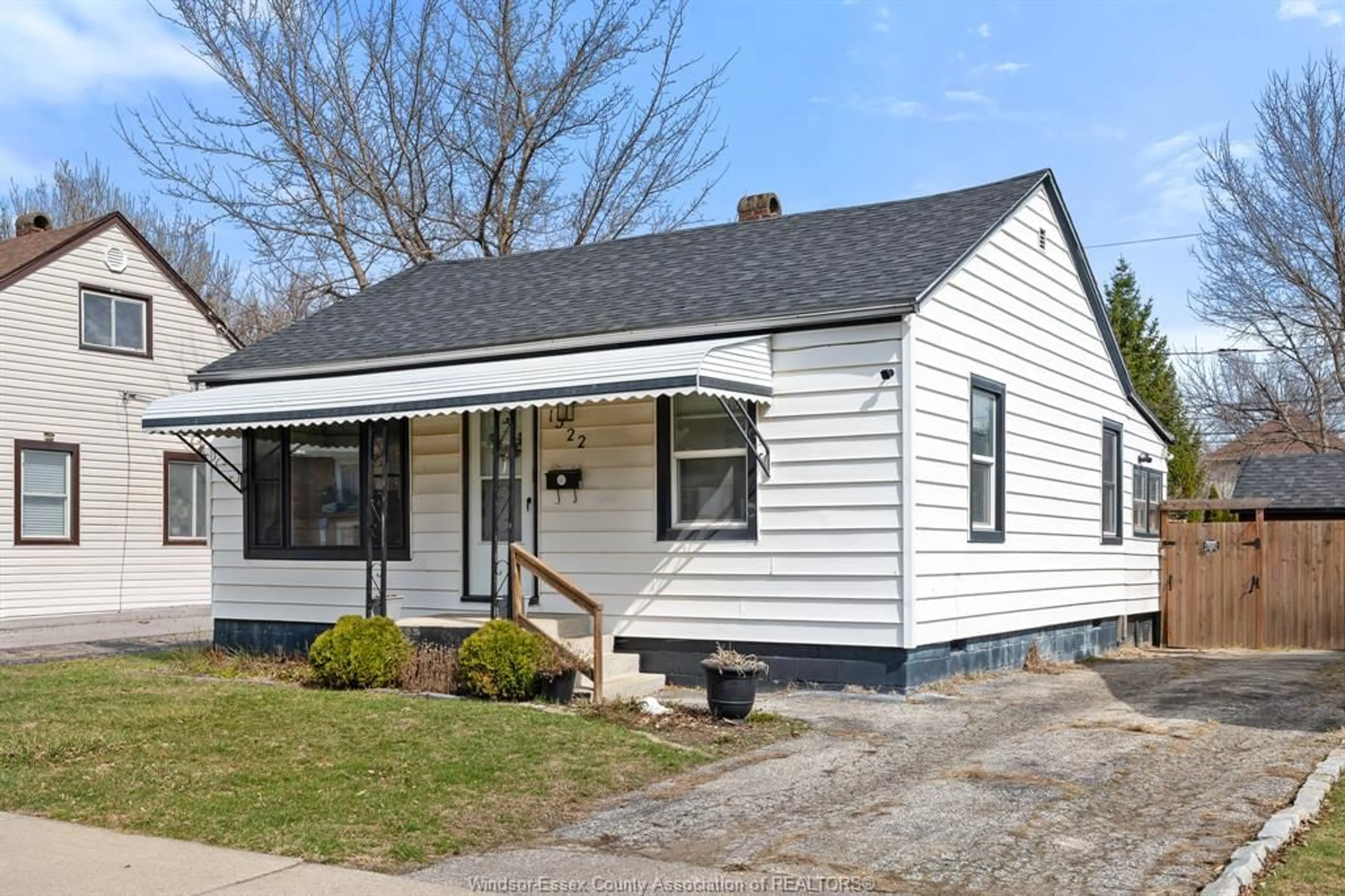 Home with vinyl exterior material, street for 1522 WESTCOTT, Windsor Ontario N8Y 4C6