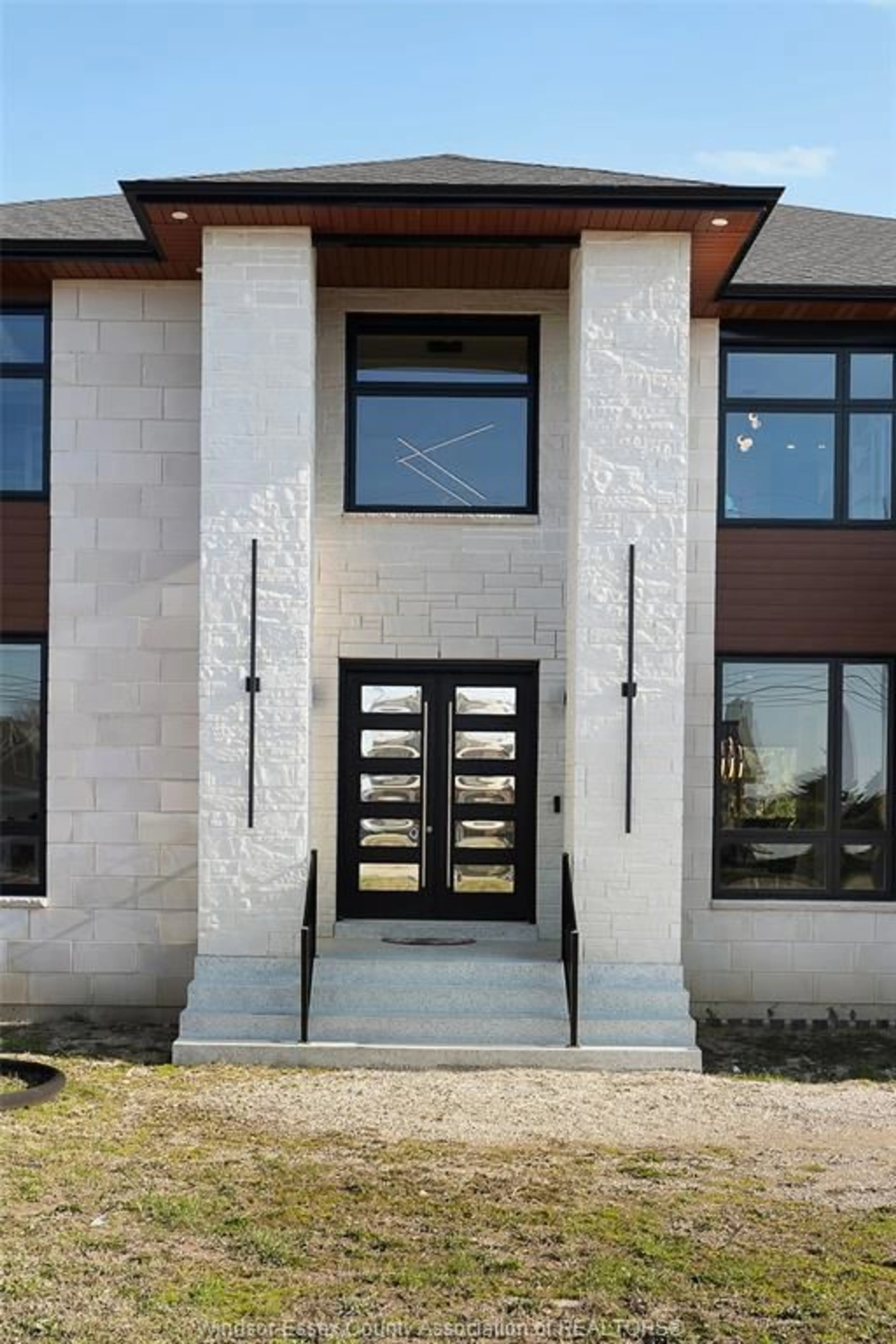 Indoor entryway for 8535 RIVERSIDE Dr, Windsor Ontario N8S 1G1