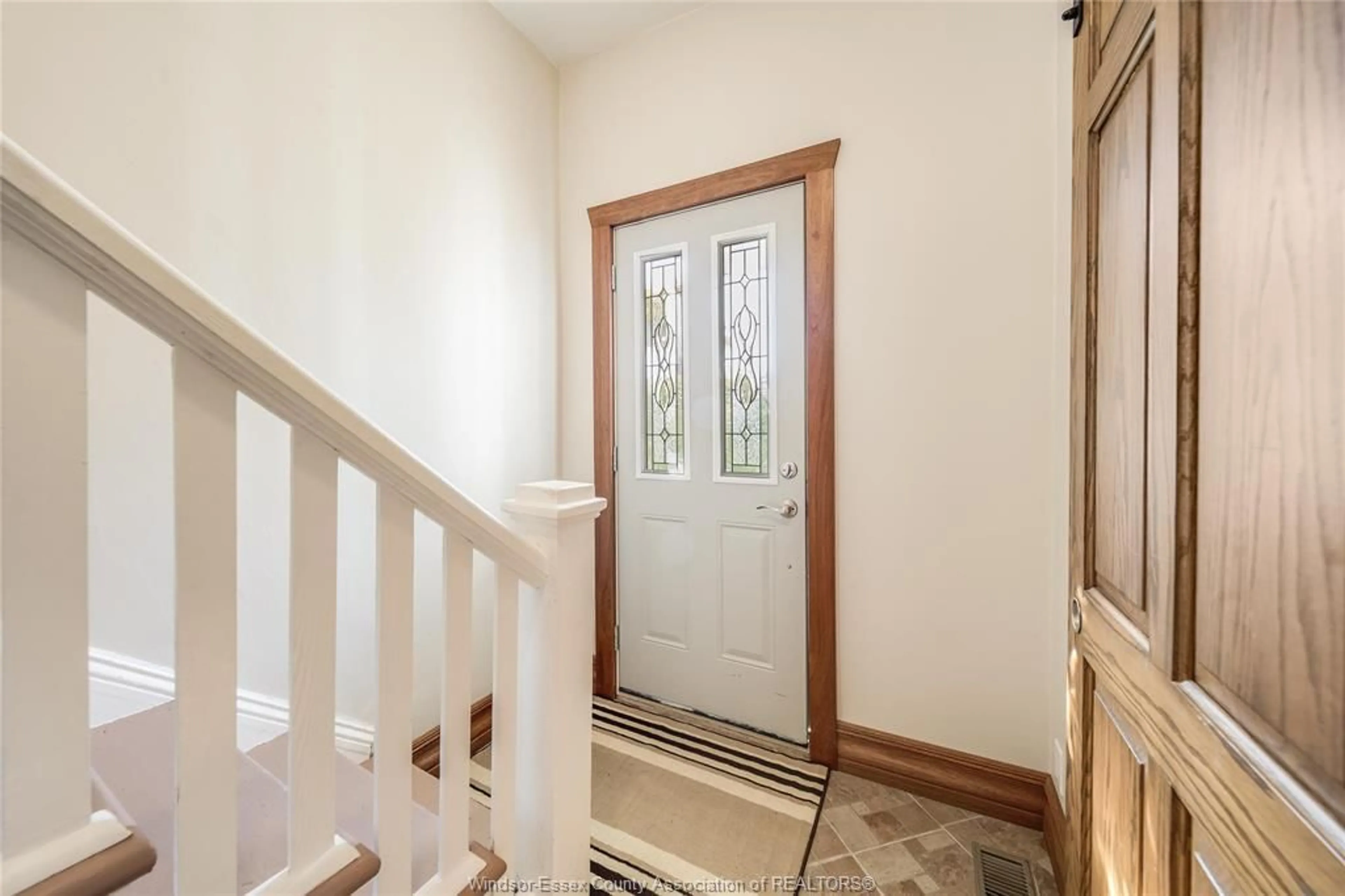 Indoor entryway for 24 WATER St, Kingsville Ontario N9Y 1J3