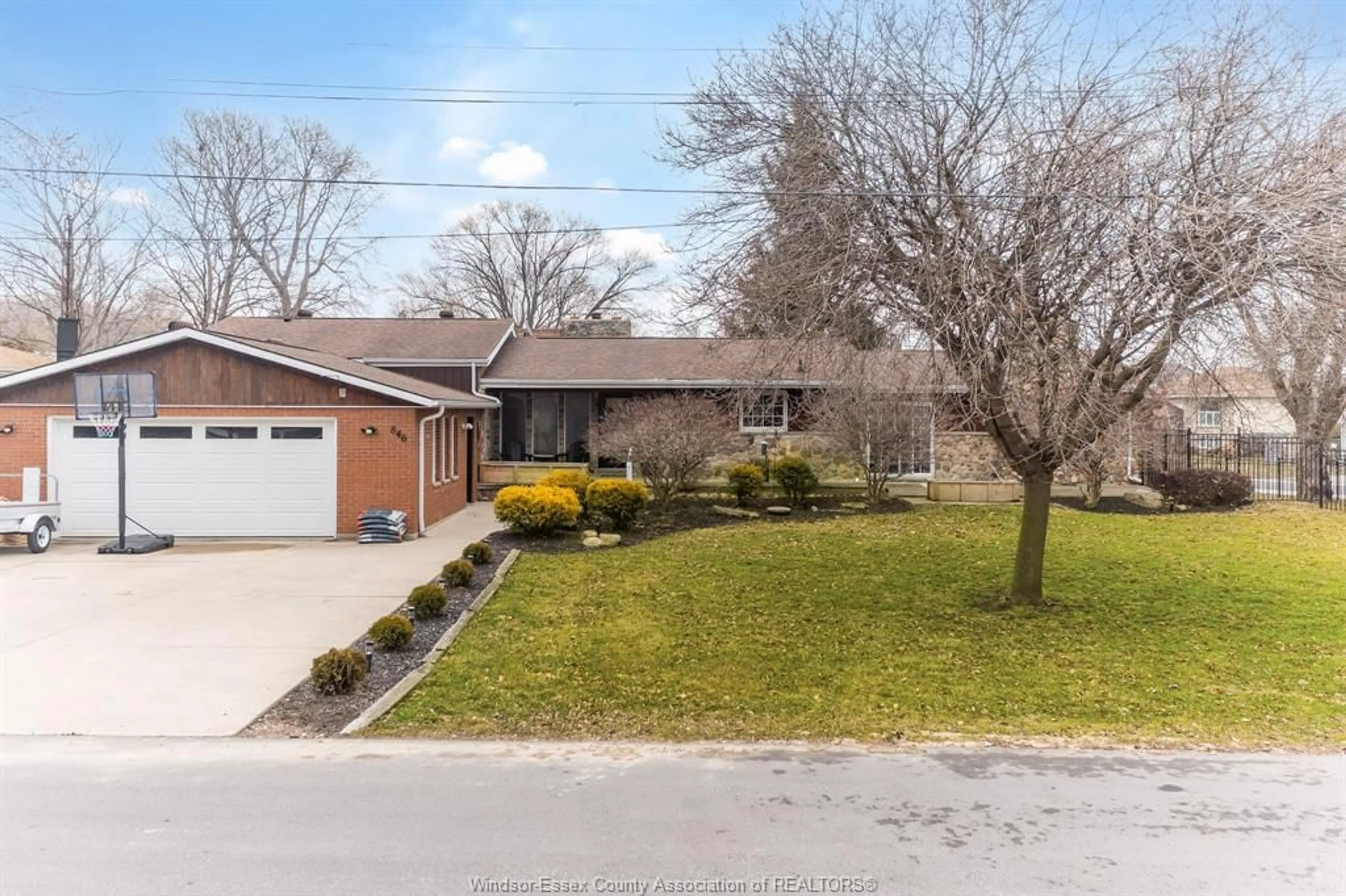 A pic from outside/outdoor area/front of a property/back of a property/a pic from drone, street for 846 PARK, Kingsville Ontario N9Y 3C5