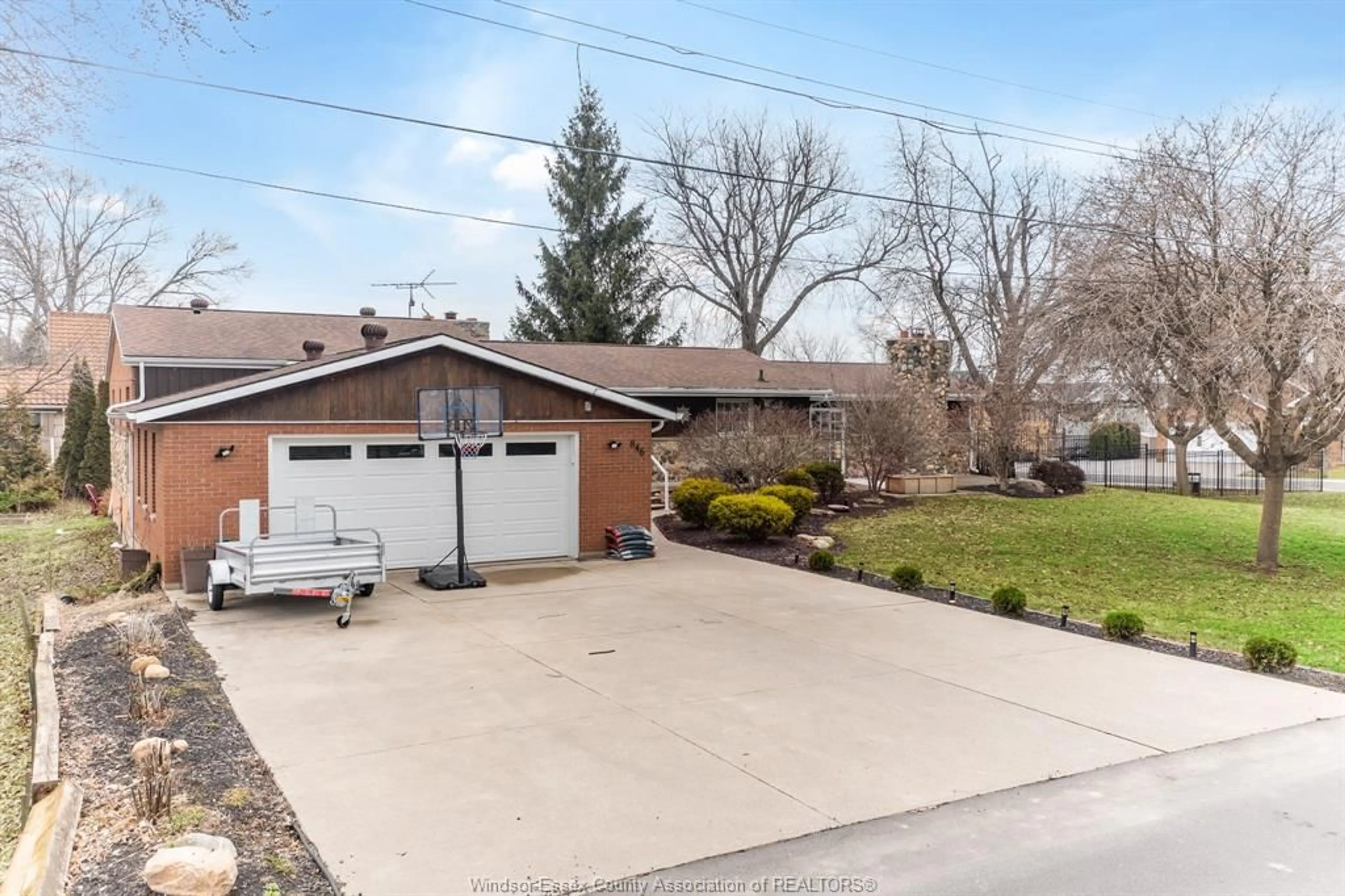 A pic from outside/outdoor area/front of a property/back of a property/a pic from drone, street for 846 PARK, Kingsville Ontario N9Y 3C5