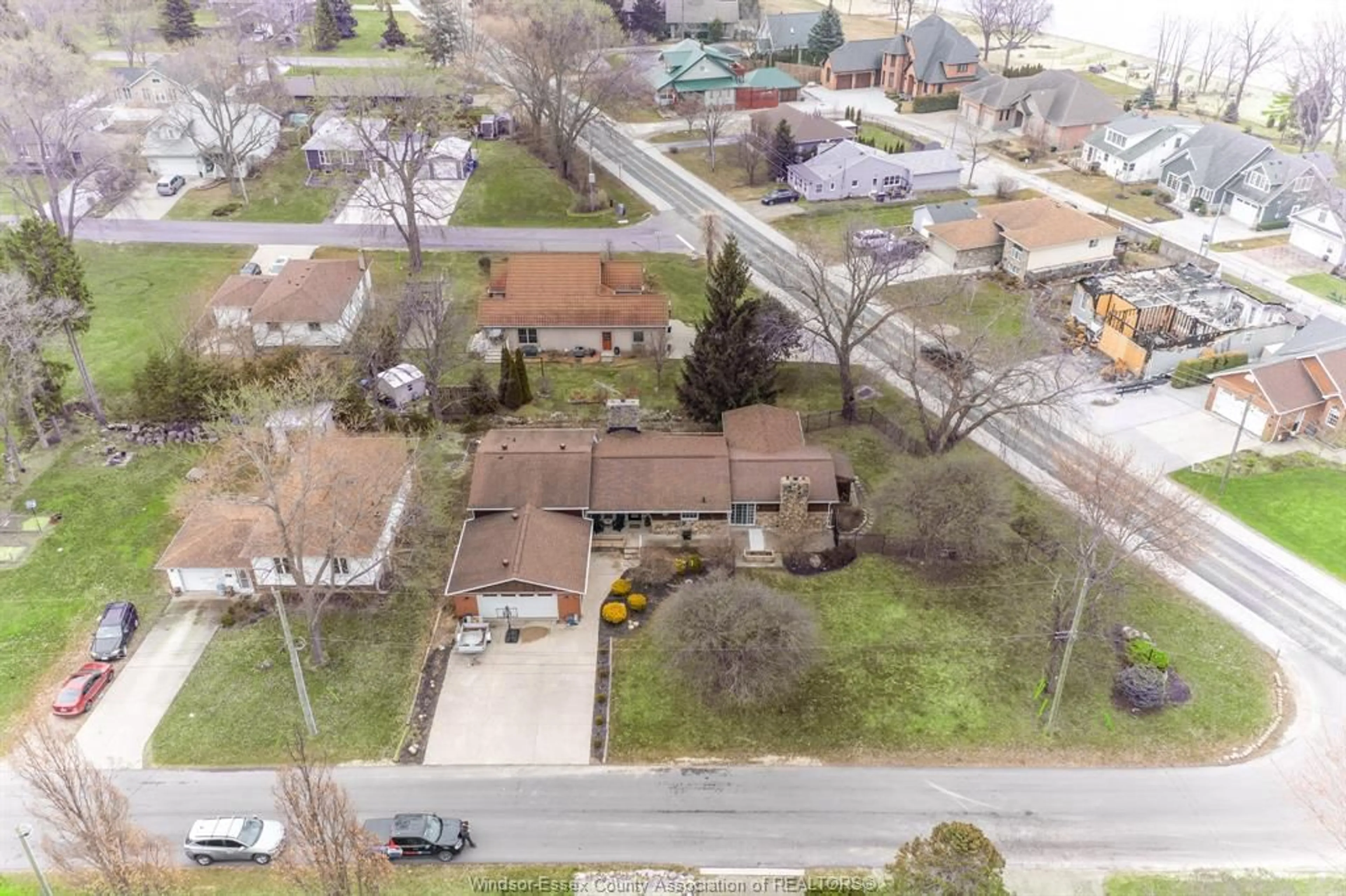 A pic from outside/outdoor area/front of a property/back of a property/a pic from drone, street for 846 PARK, Kingsville Ontario N9Y 3C5