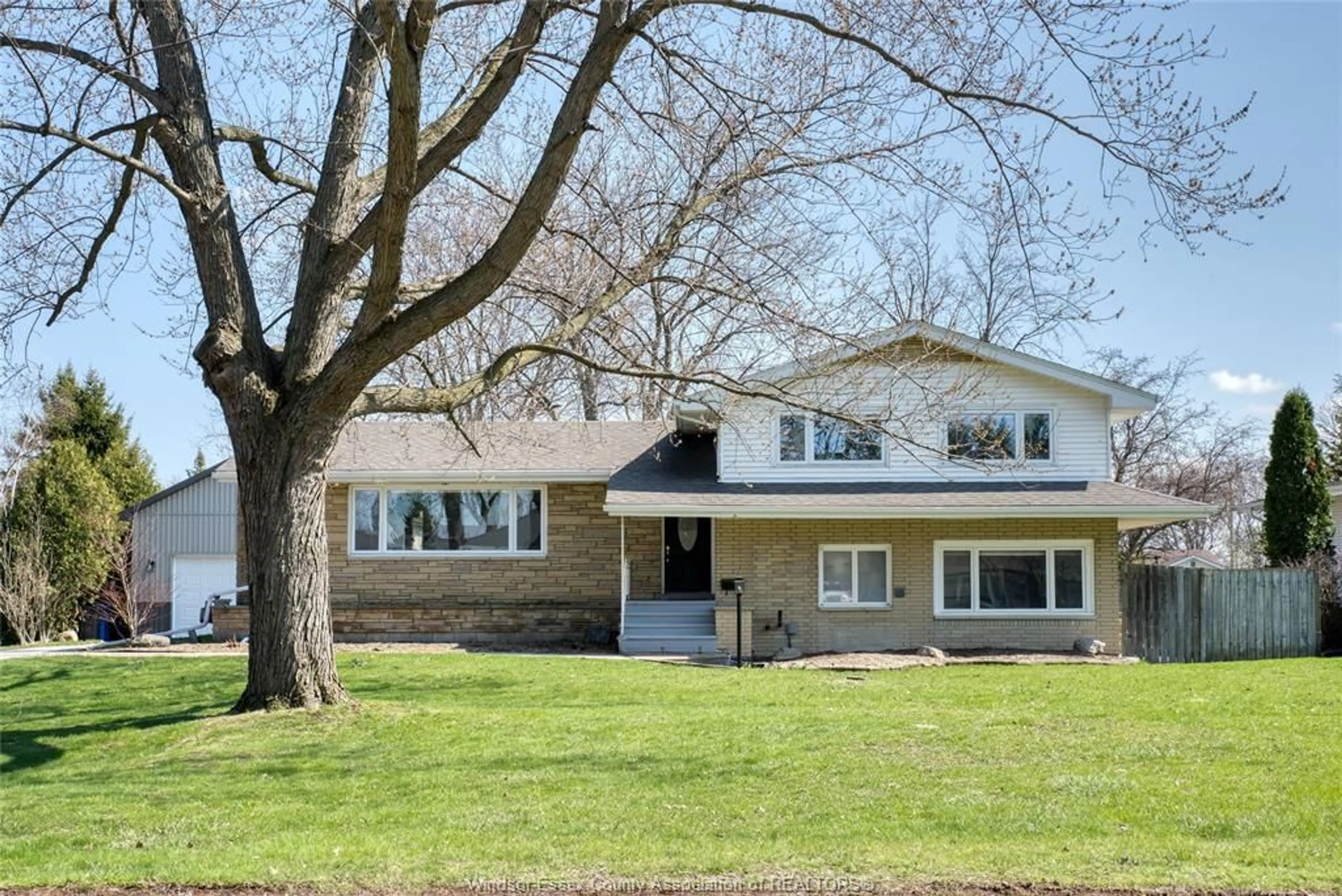 Home with vinyl exterior material, street for 326 CENTRE St, Essex Ontario N8M 1R4