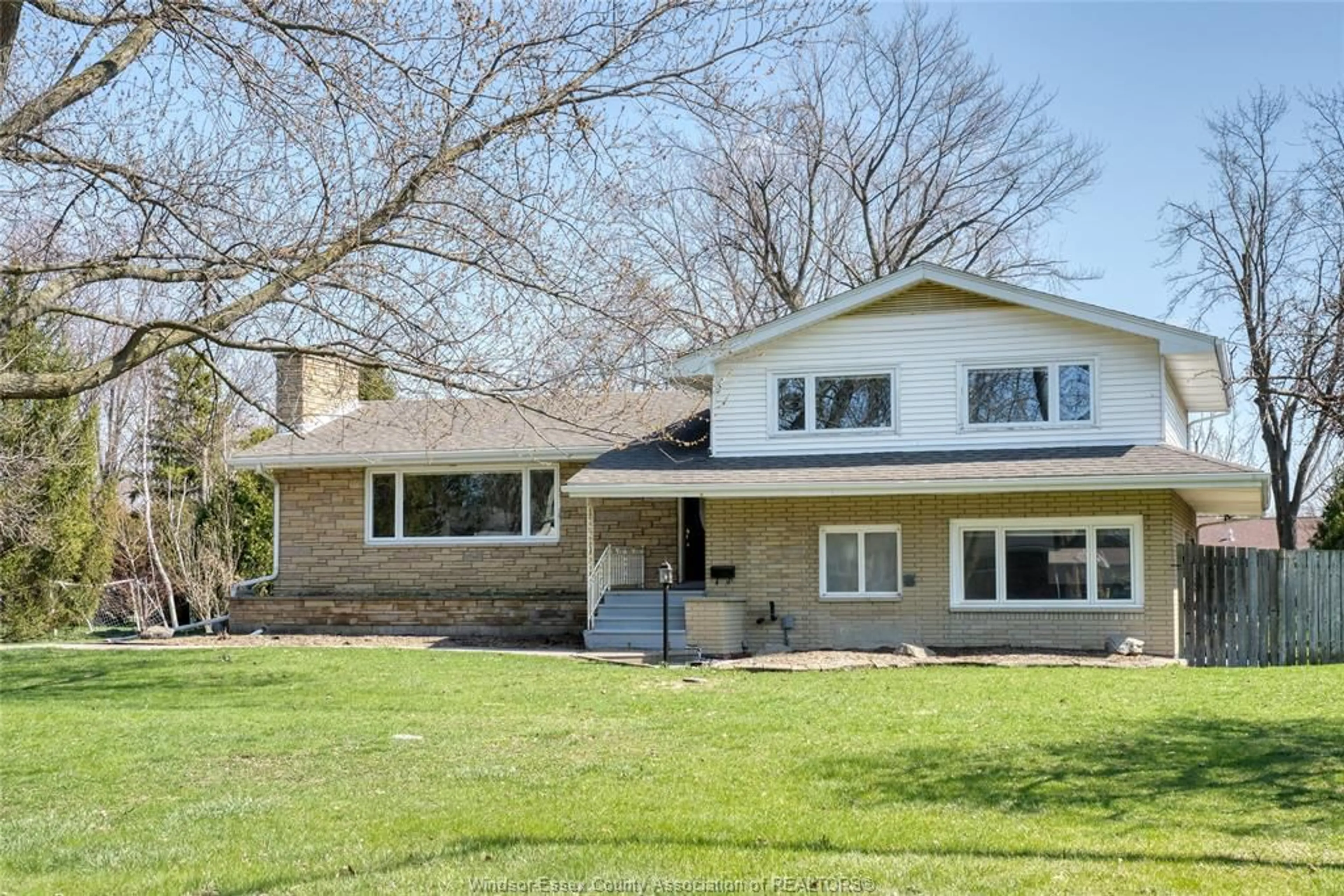 Home with vinyl exterior material, street for 326 CENTRE St, Essex Ontario N8M 1R4