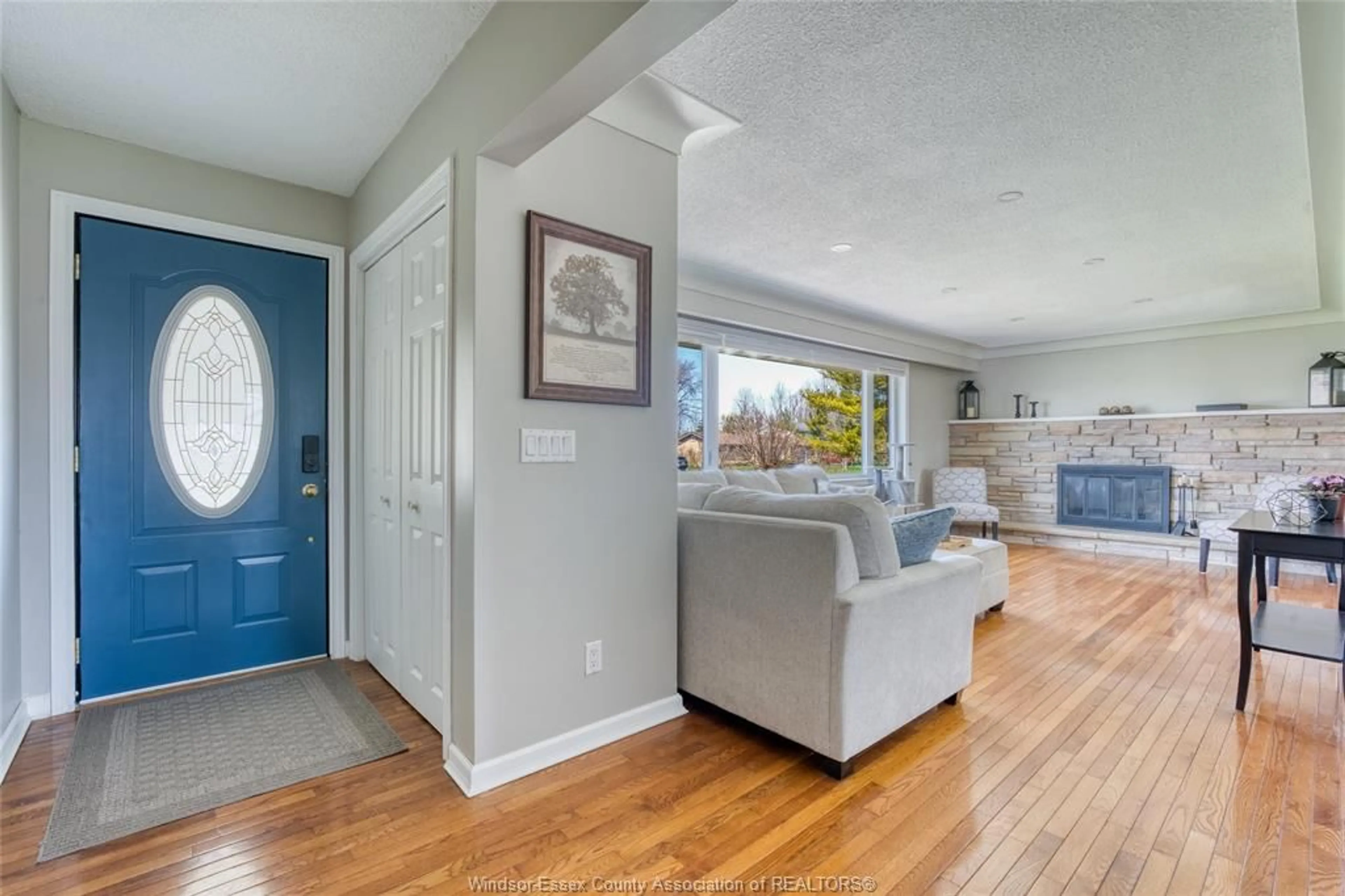 Indoor entryway for 326 CENTRE St, Essex Ontario N8M 1R4