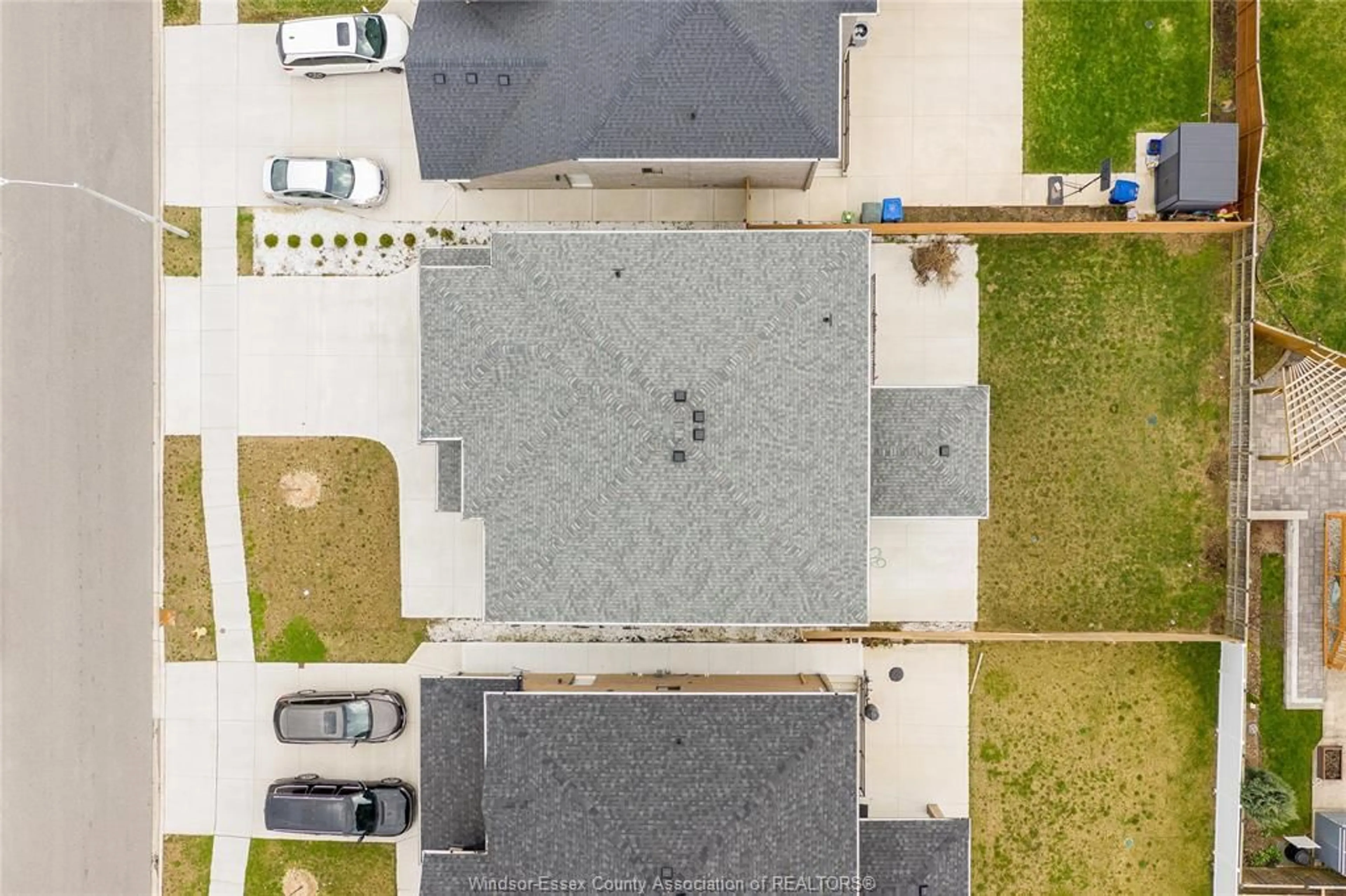 A pic from outside/outdoor area/front of a property/back of a property/a pic from drone, street for 1665 ROCKPORT St, Windsor Ontario N9G 0A6