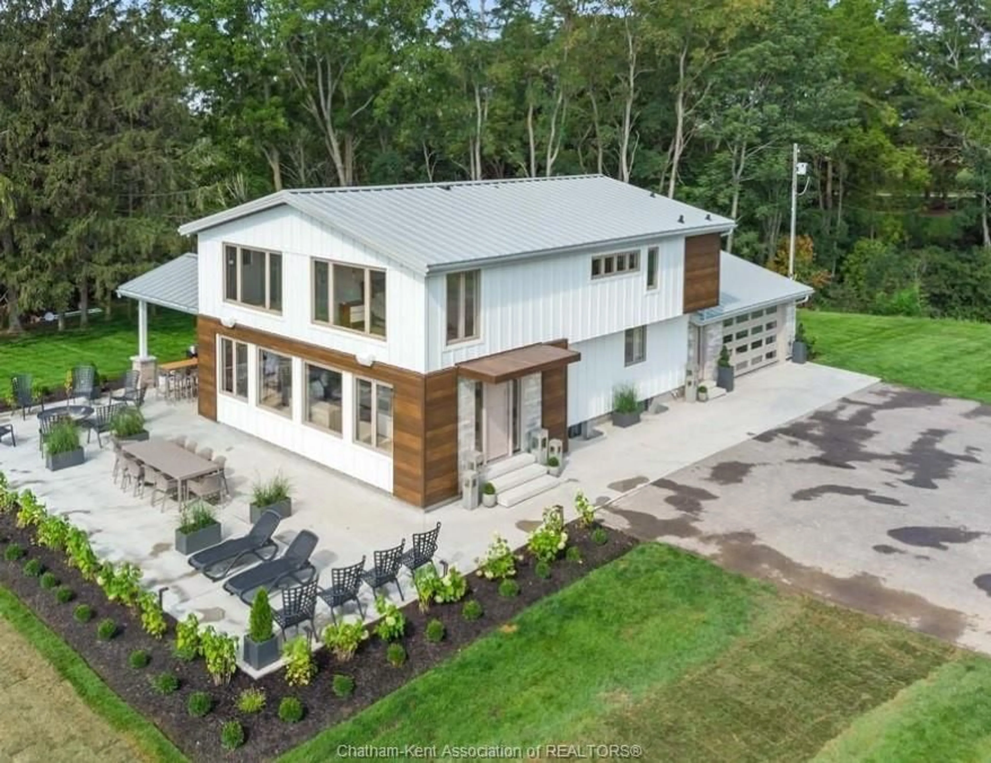 A pic from outside/outdoor area/front of a property/back of a property/a pic from drone, building for 434 Front Rd, Norfolk County Ontario N0E 1P0