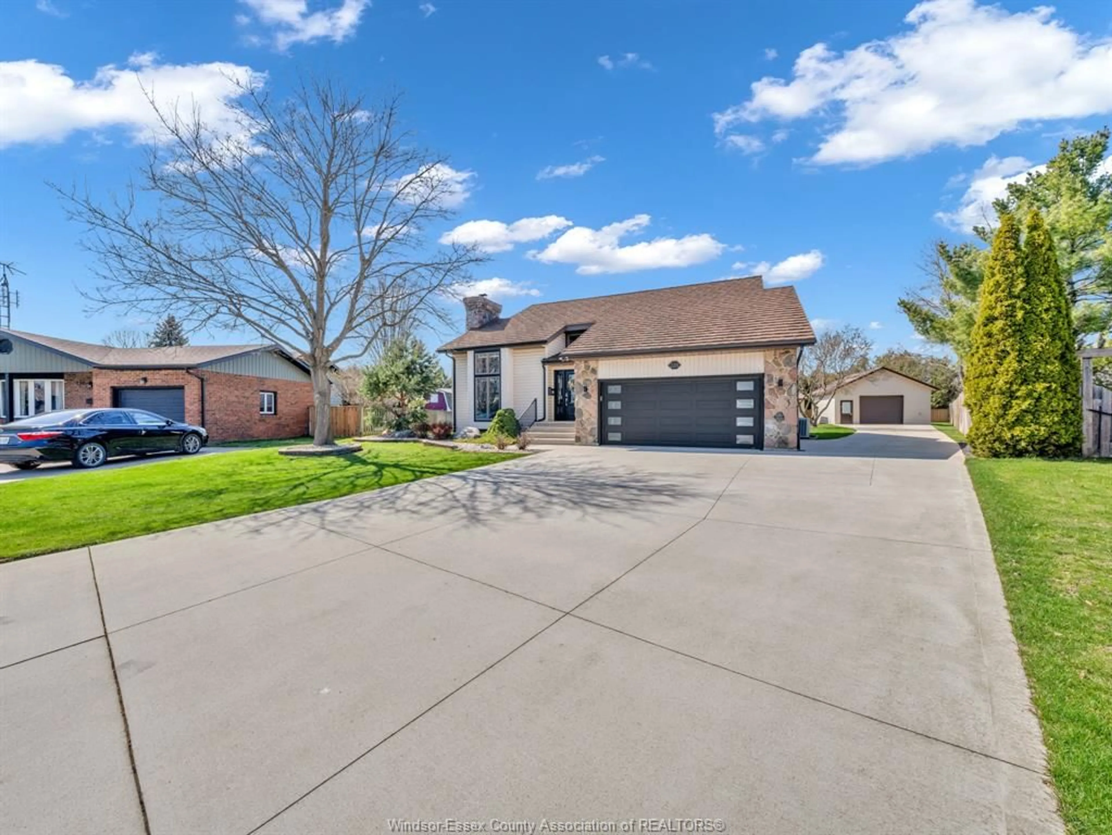 A pic from outside/outdoor area/front of a property/back of a property/a pic from drone, street for 226 CHERRYWOOD Dr, Kingsville Ontario N9Y 3R4