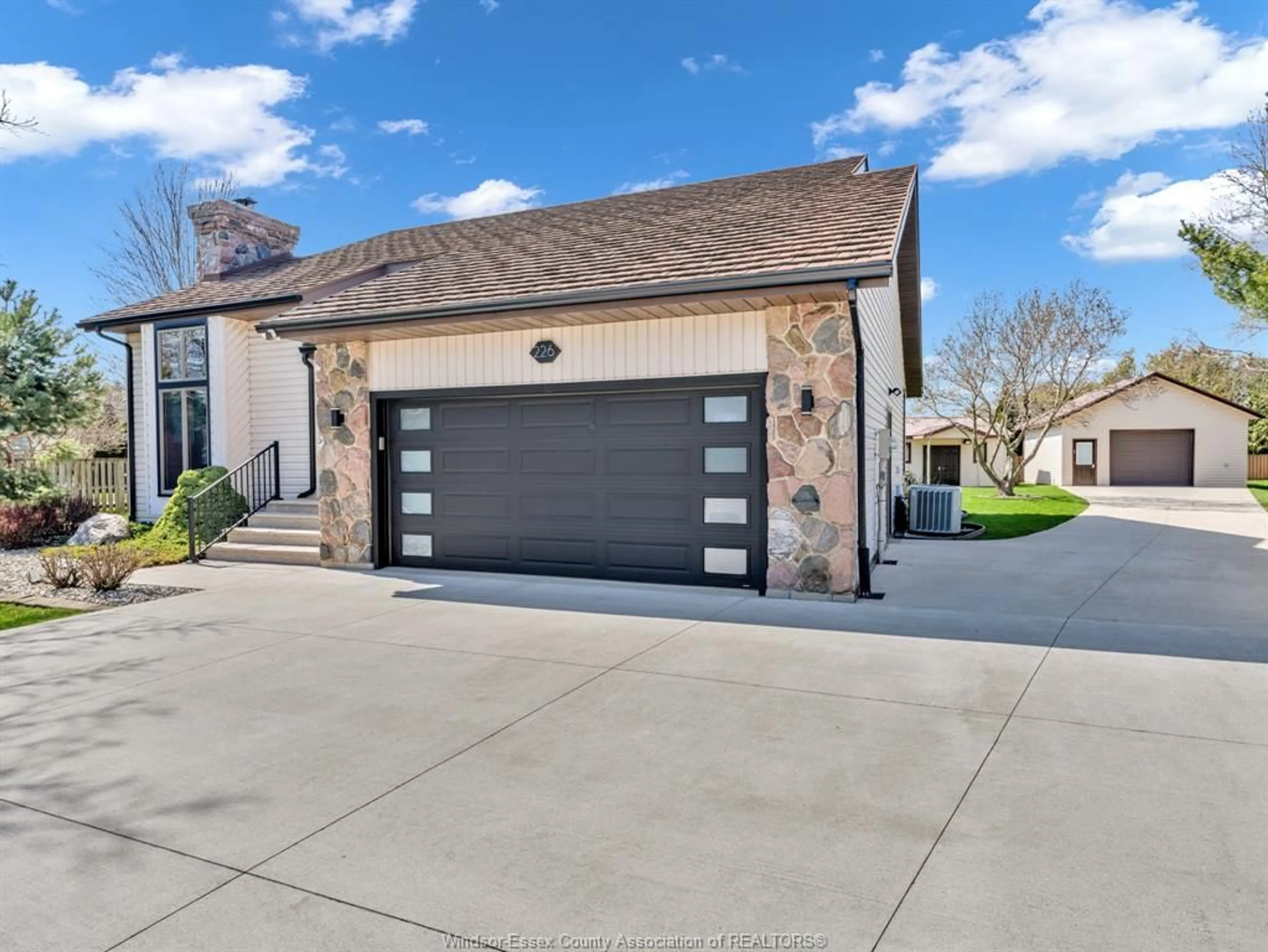 Indoor garage for 226 CHERRYWOOD Dr, Kingsville Ontario N9Y 3R4