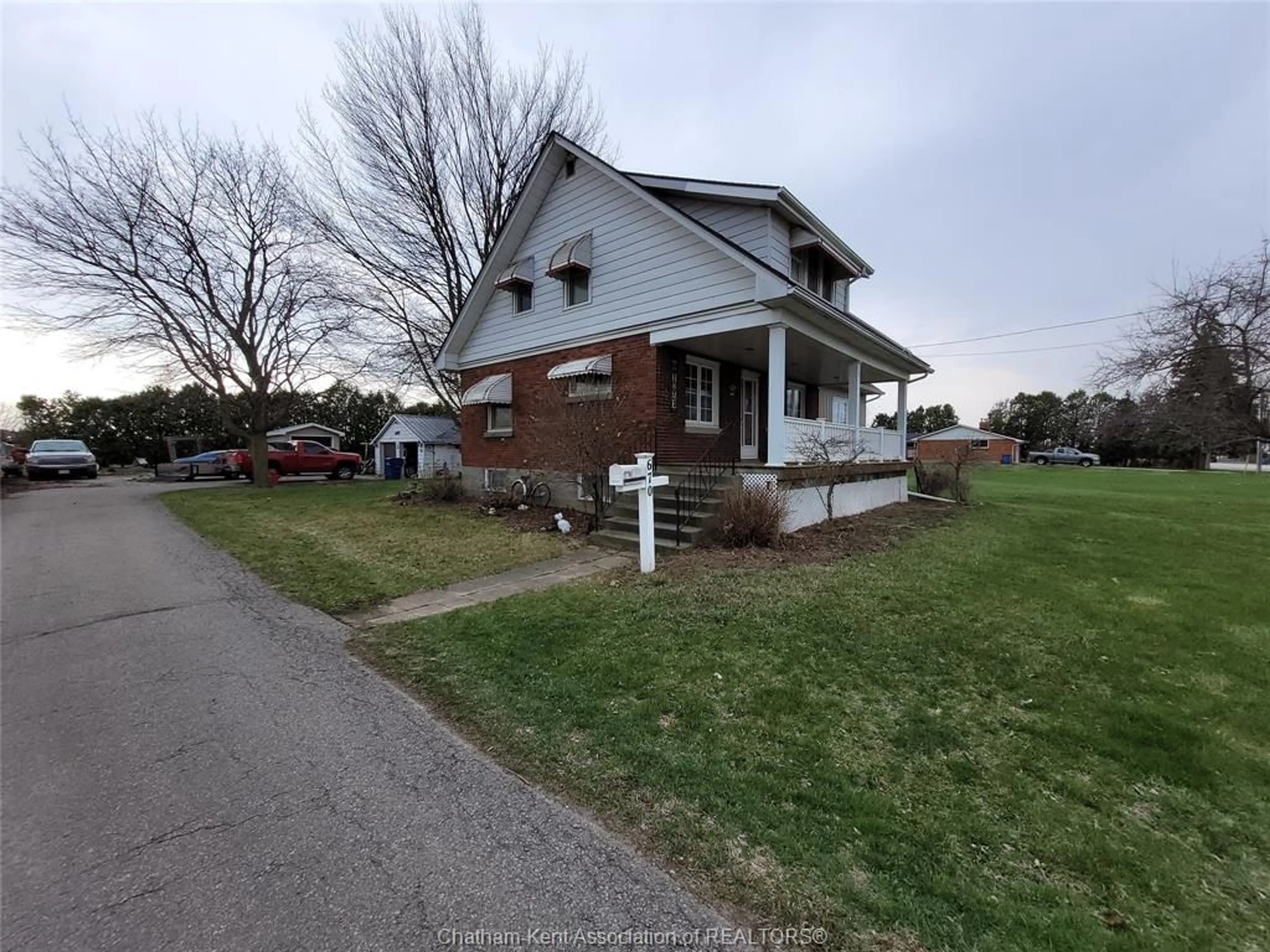 A pic from outside/outdoor area/front of a property/back of a property/a pic from drone, street for 670 PARK Ave, Chatham Ontario N7M 6B4