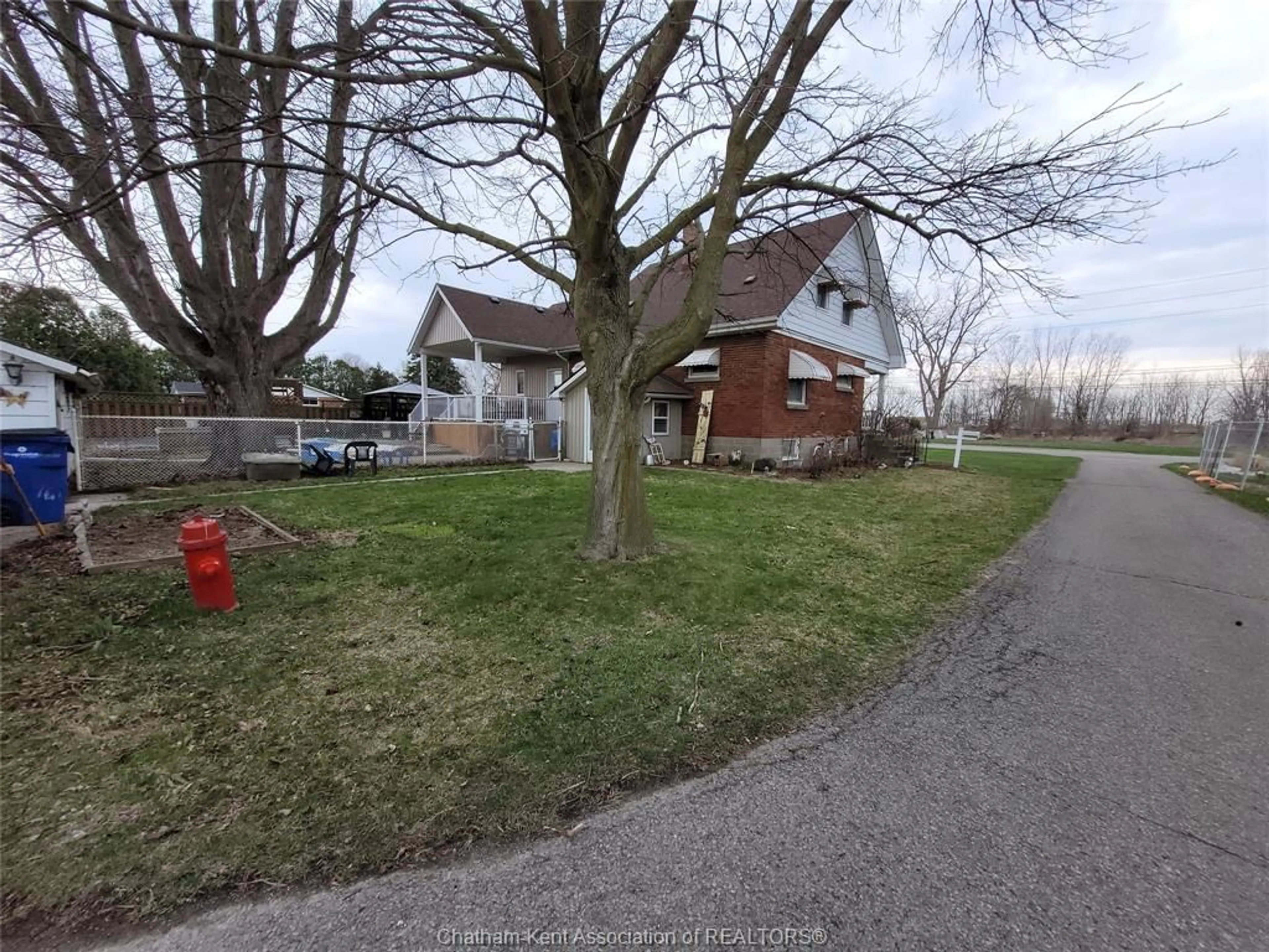 A pic from outside/outdoor area/front of a property/back of a property/a pic from drone, street for 670 PARK Ave, Chatham Ontario N7M 6B4