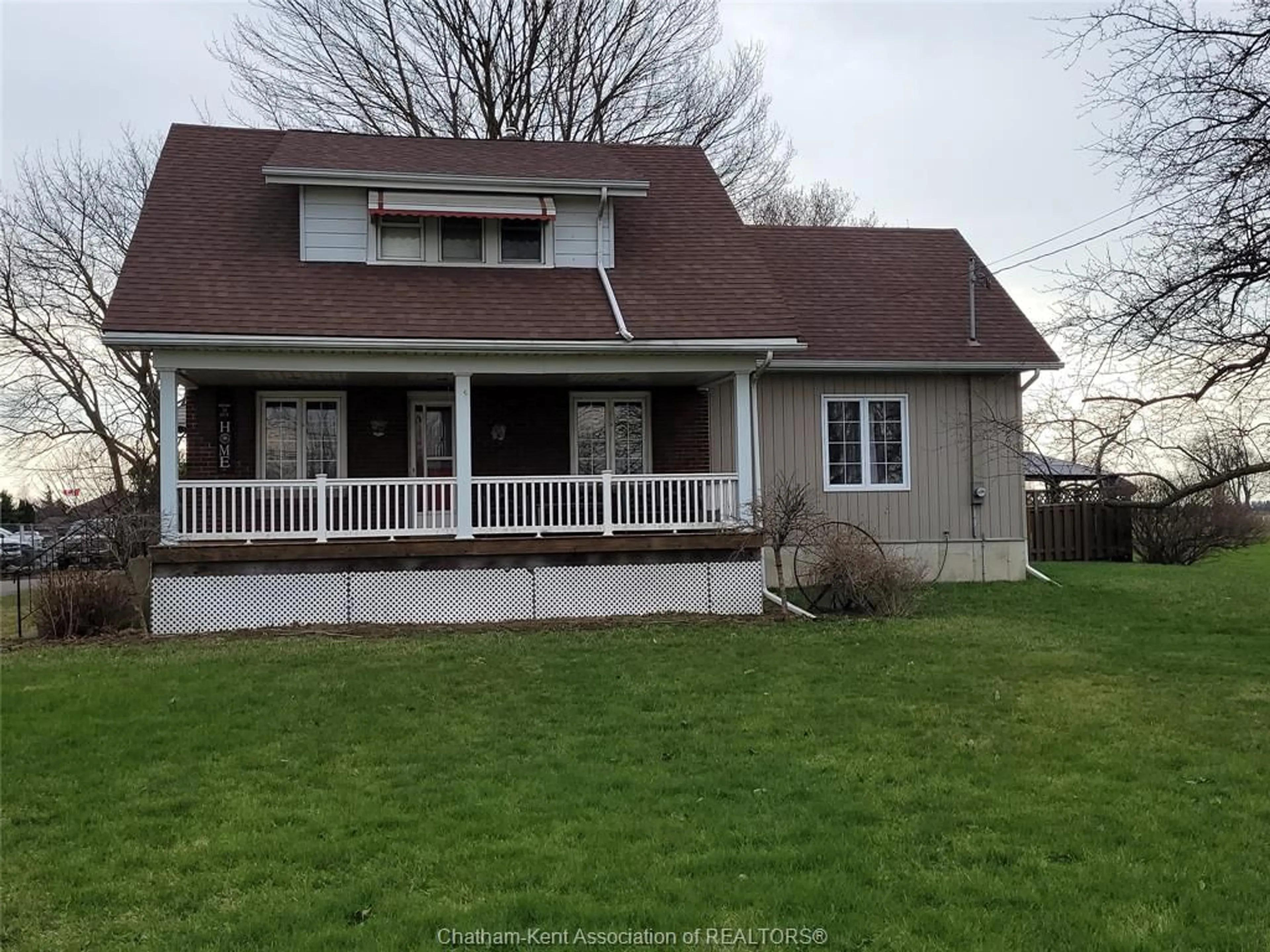 Home with vinyl exterior material, street for 670 PARK Ave, Chatham Ontario N7M 6B4