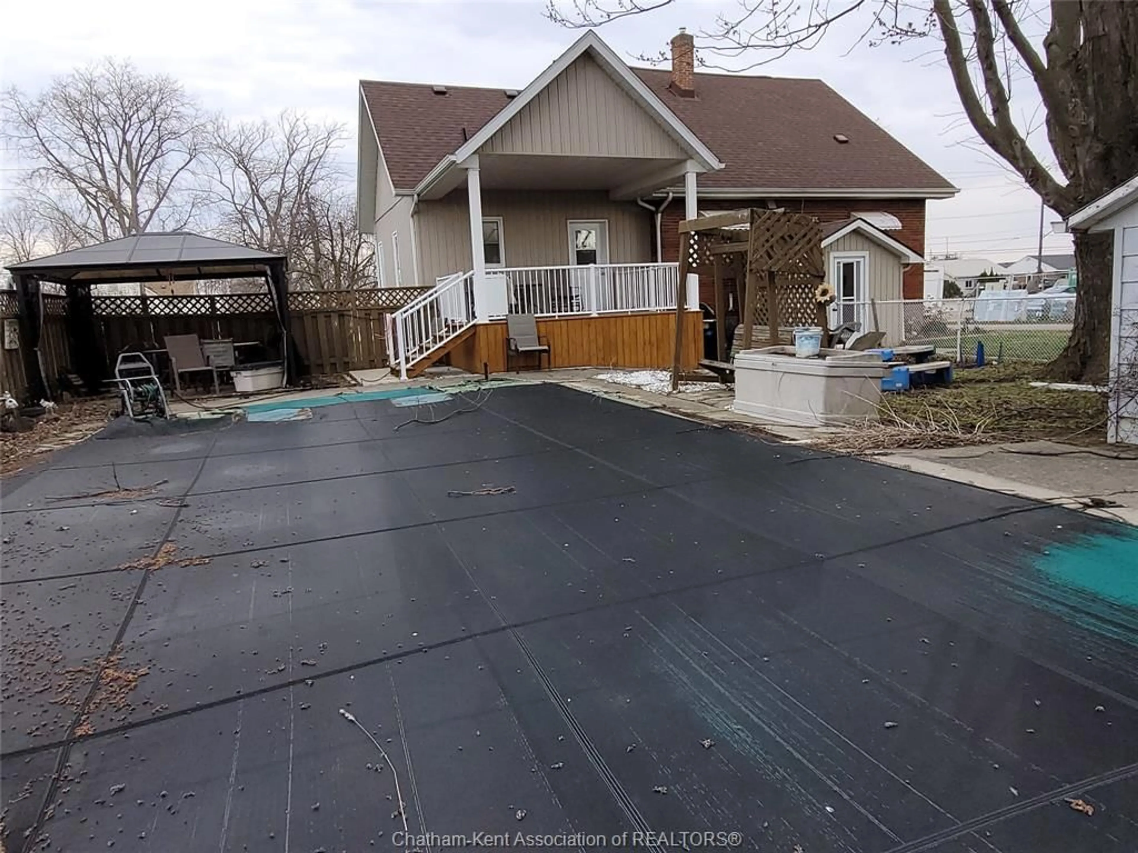 Home with vinyl exterior material, street for 670 PARK Ave, Chatham Ontario N7M 6B4