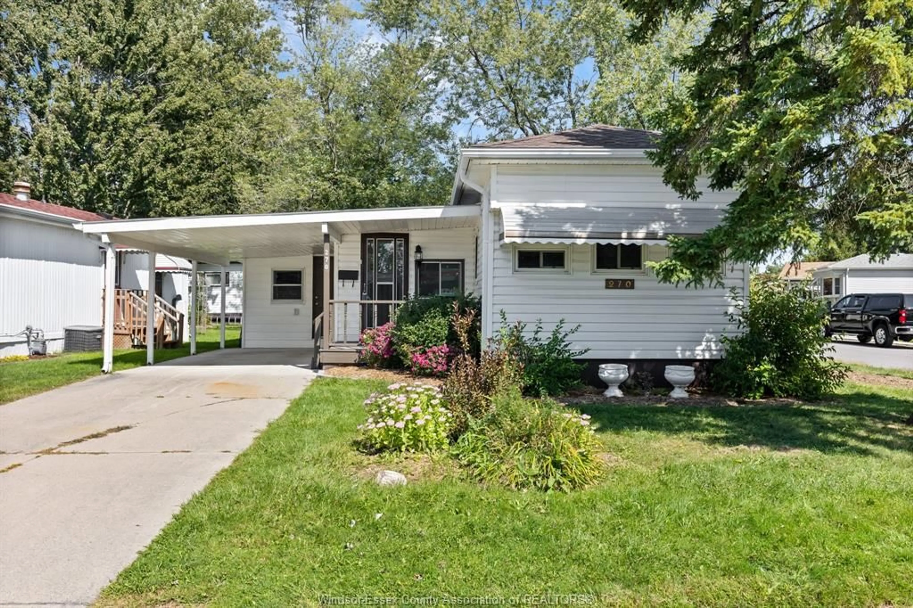 Home with vinyl exterior material, street for 270 BEVERLY, Essex Ontario N8M 1N4