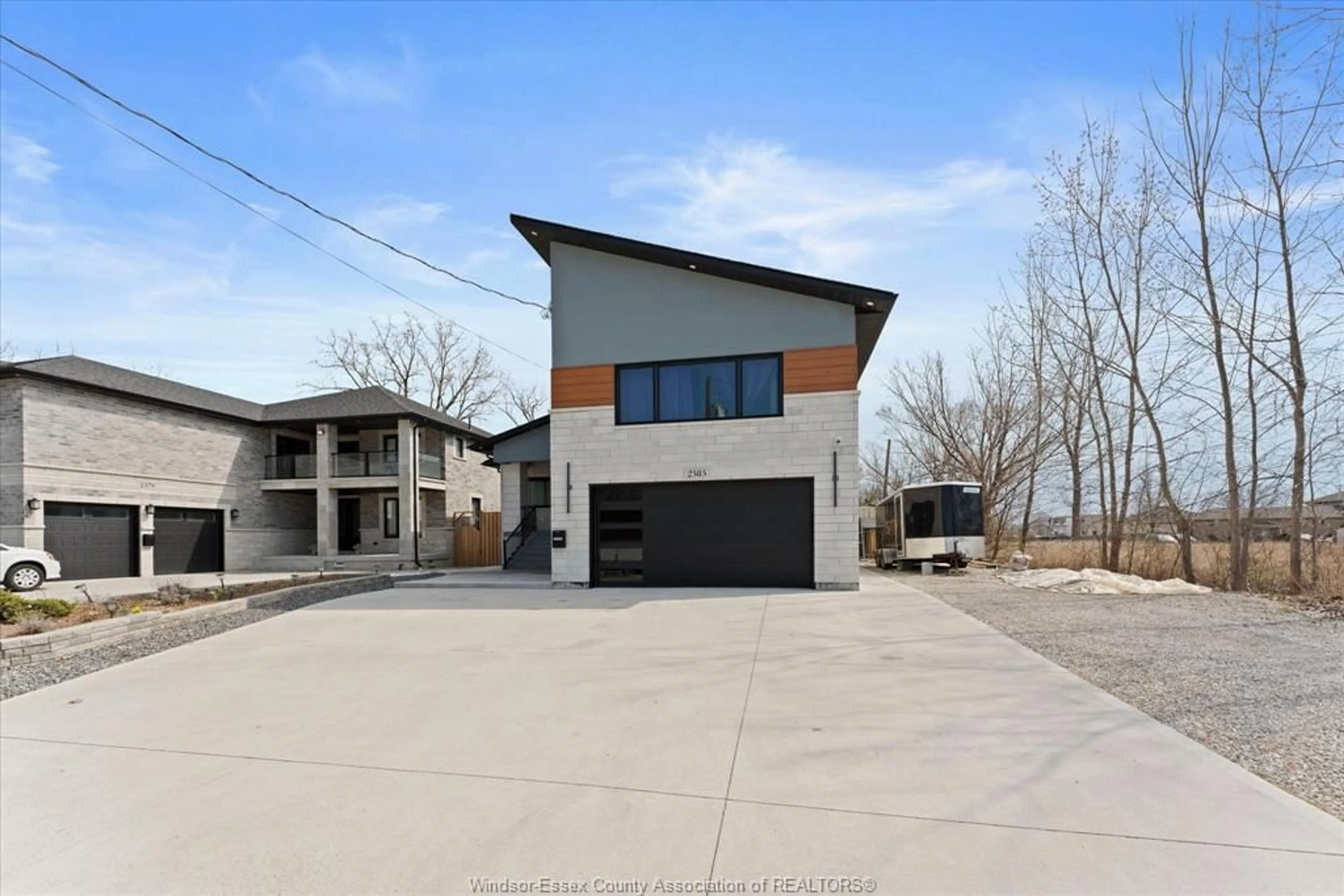 Indoor garage for 2585 KENORA St, Windsor Ontario N9B 1Y3