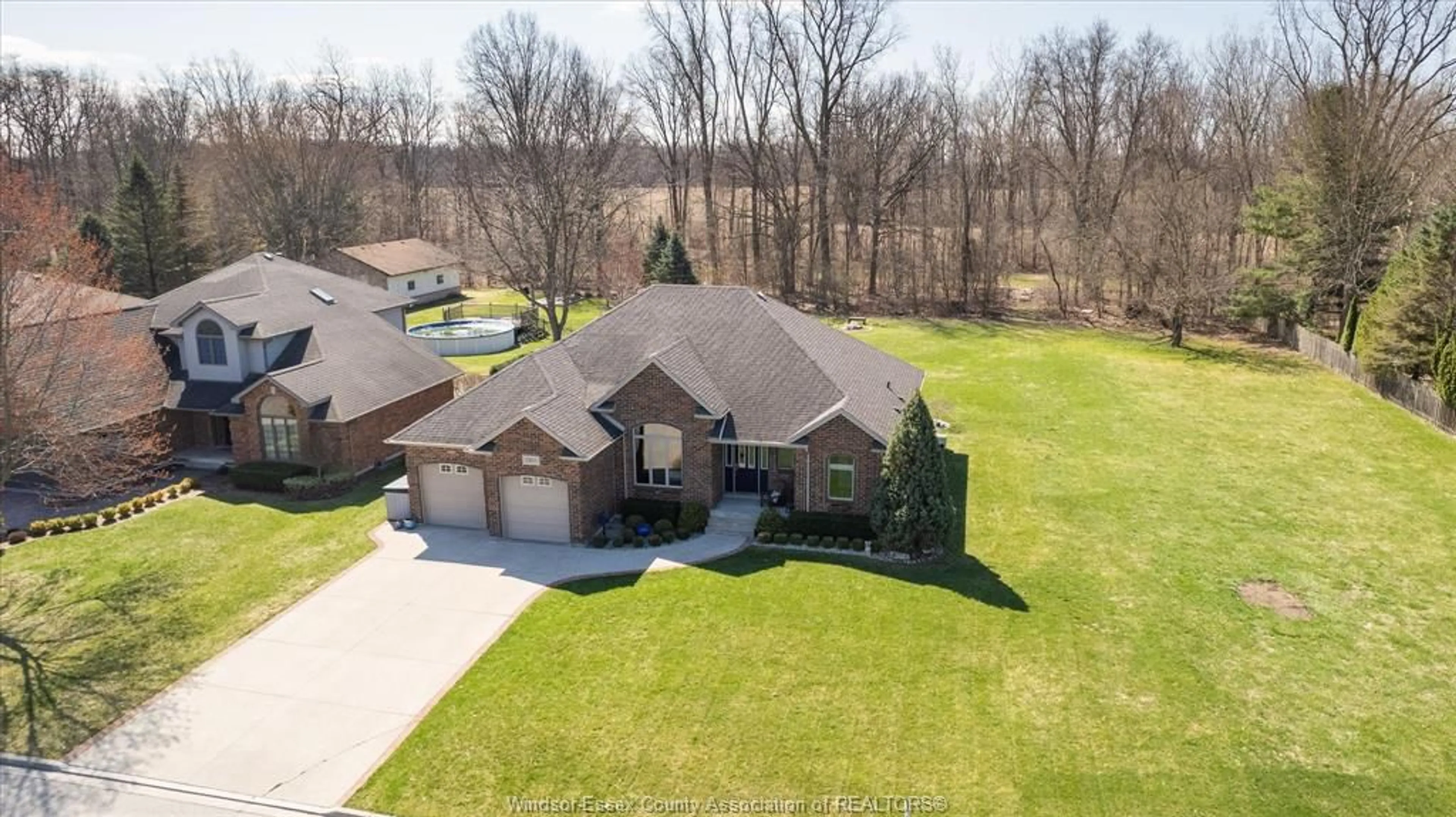 A pic from outside/outdoor area/front of a property/back of a property/a pic from drone, unknown for 2105 SUZANNE, LaSalle Ontario N9H 2K3