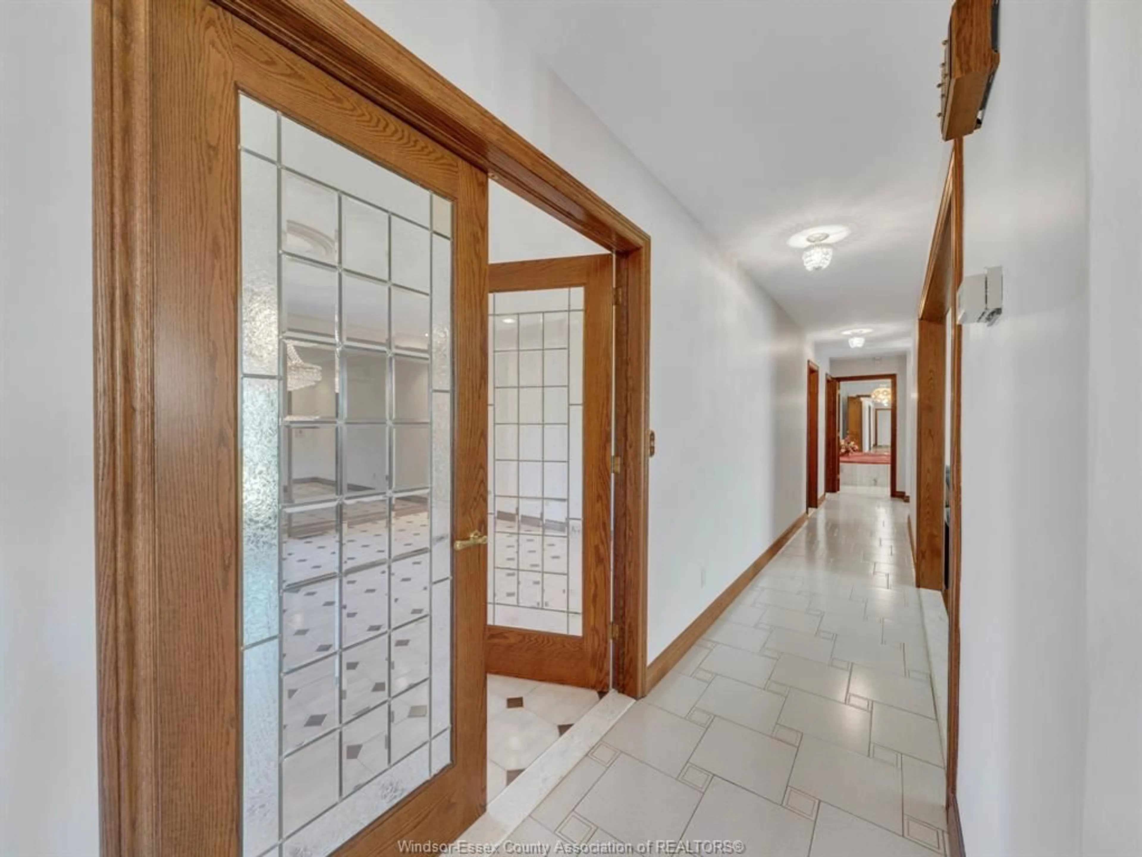 Indoor foyer for 4155 MANNING Rd, Tecumseh Ontario N0R 1K0