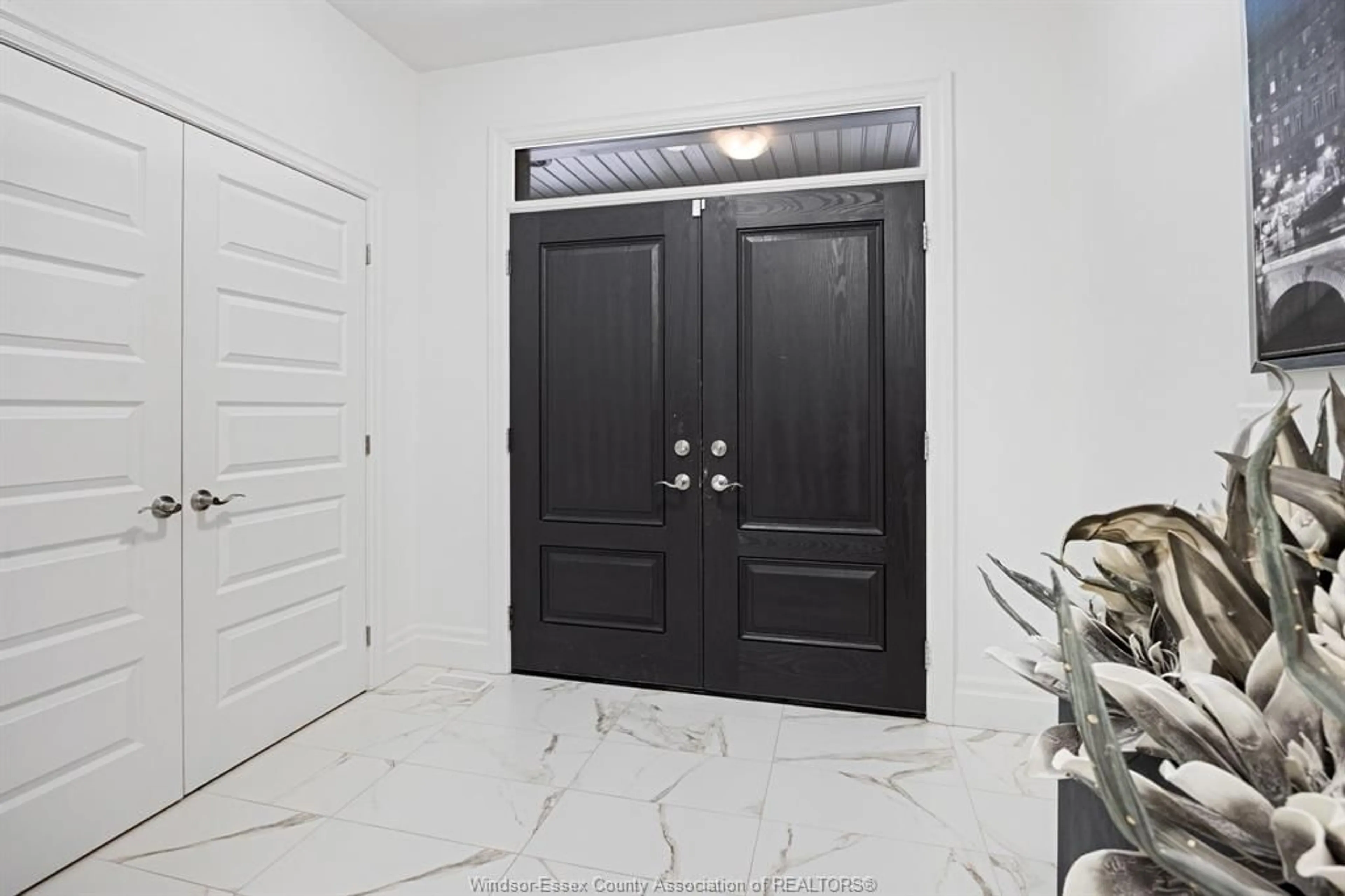 Indoor entryway for 116 PETERS St, Essex Ontario N8M 0B1