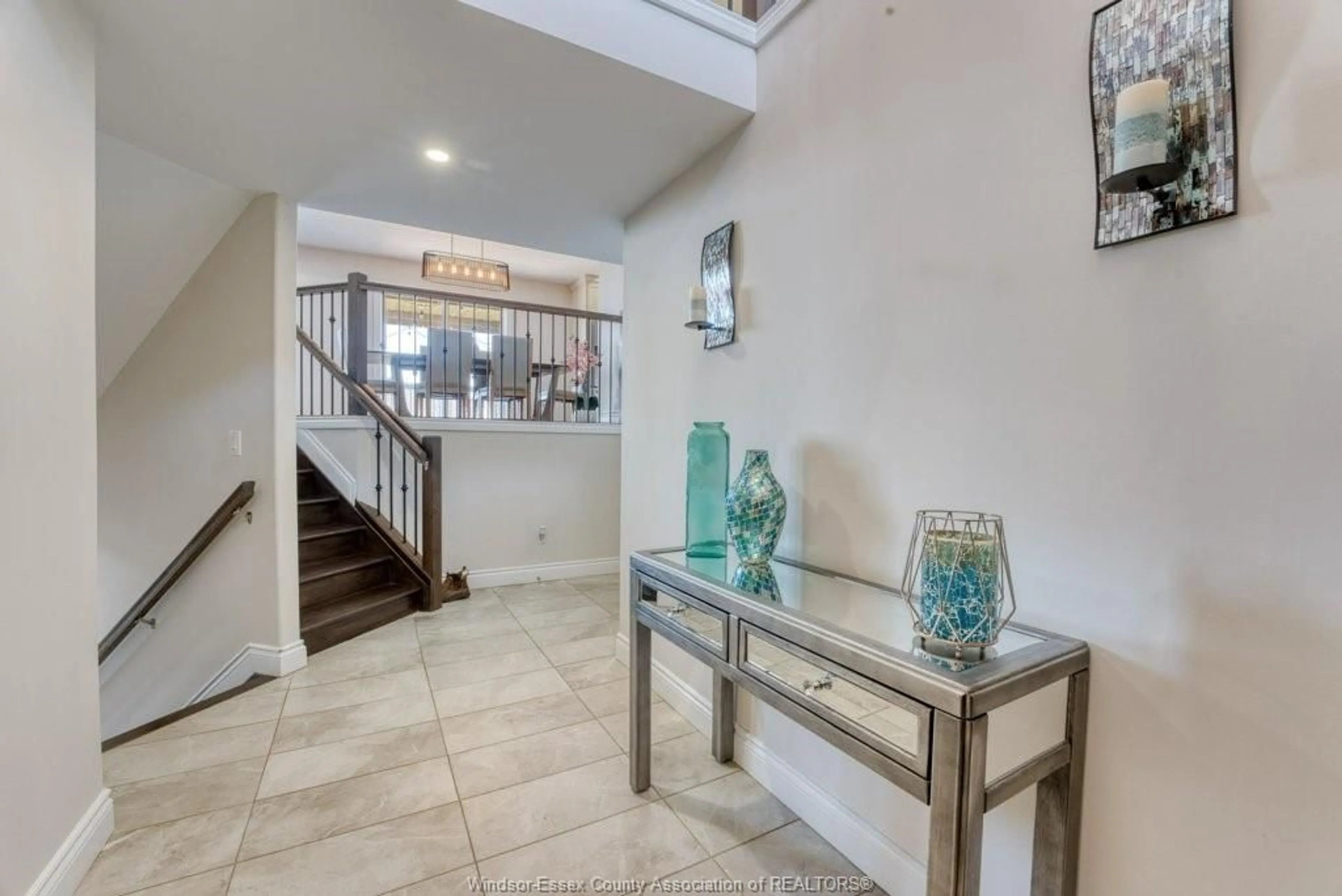 Indoor foyer for 196 SPRING St, Lakeshore Ontario N8L 0G7
