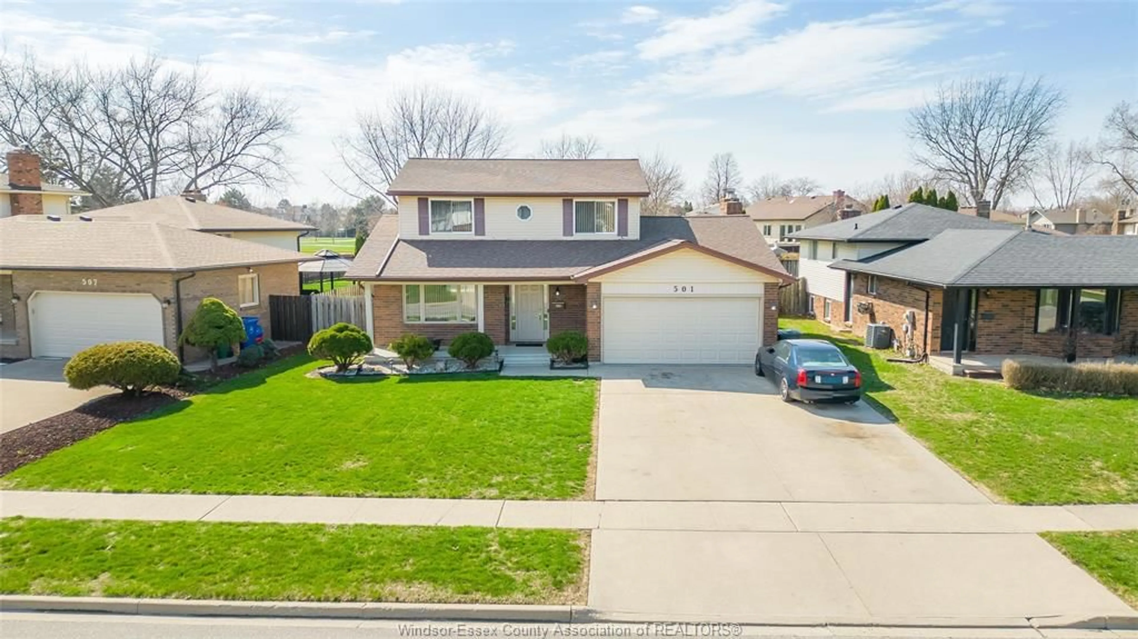 A pic from outside/outdoor area/front of a property/back of a property/a pic from drone, street for 501 GREEN VALLEY Dr, Tecumseh Ontario N8N 4C2