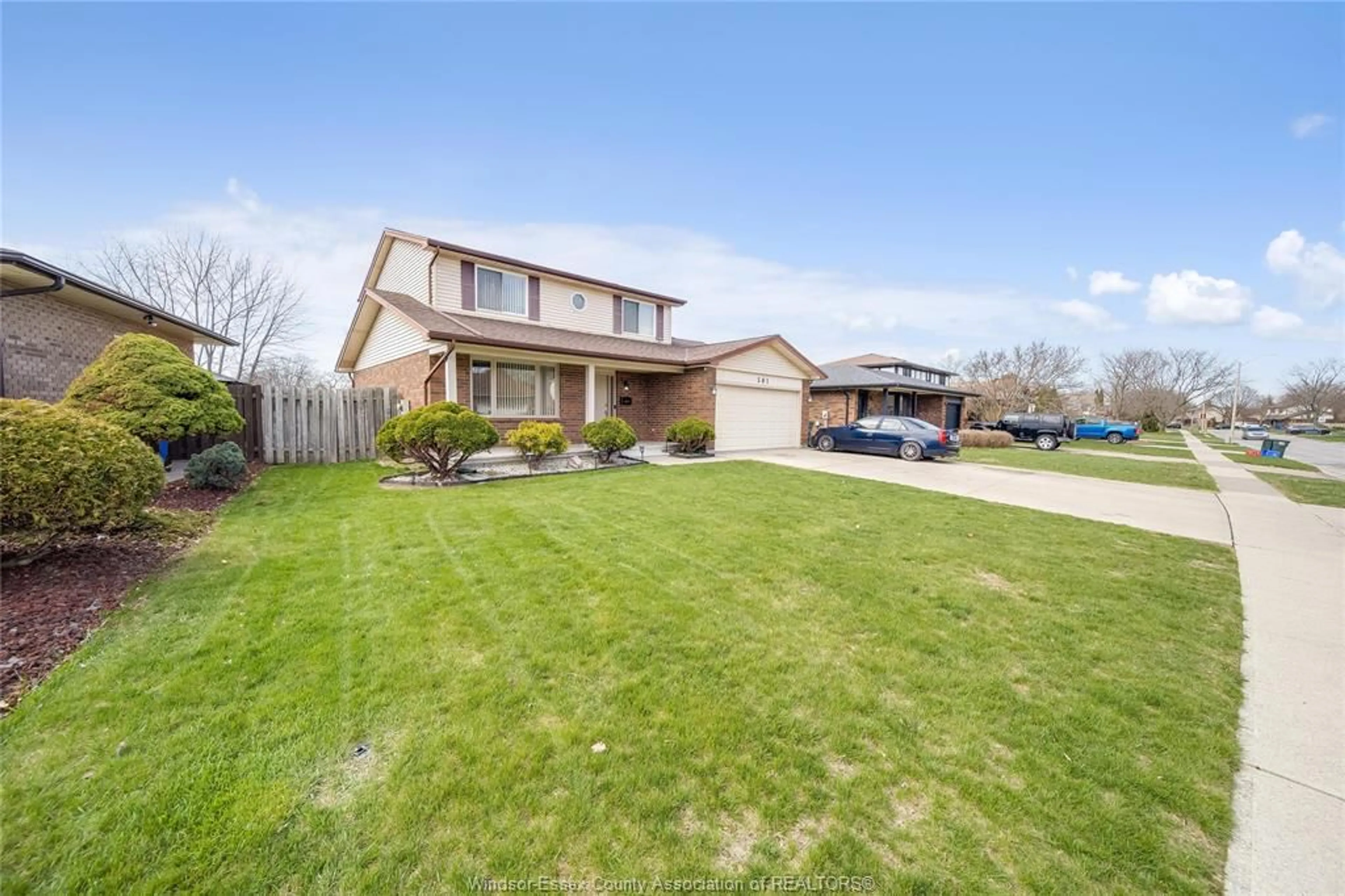 A pic from outside/outdoor area/front of a property/back of a property/a pic from drone, street for 501 GREEN VALLEY Dr, Tecumseh Ontario N8N 4C2