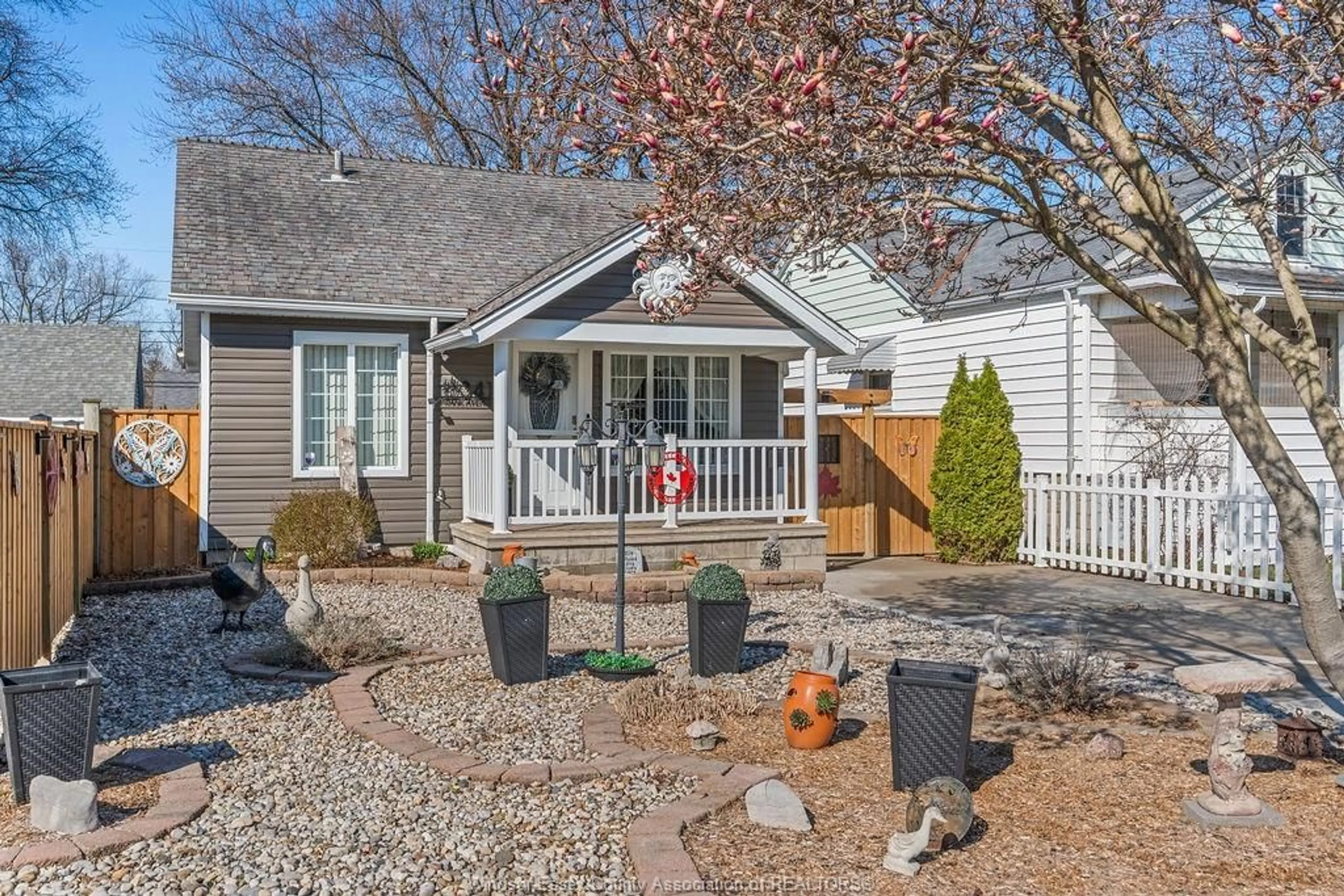 Unknown for 341 Frank, Windsor Ontario N8S 3N9