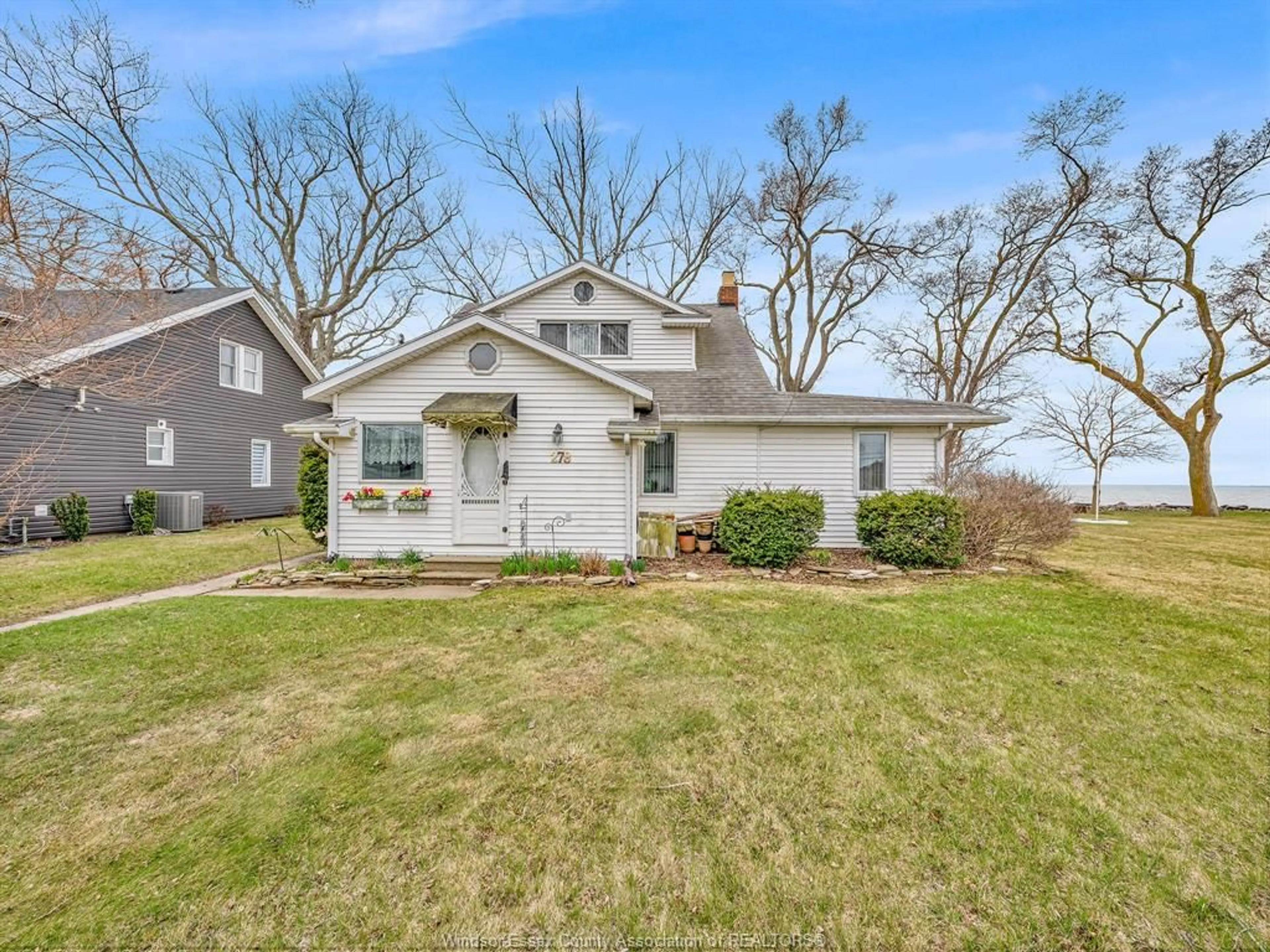 A pic from outside/outdoor area/front of a property/back of a property/a pic from drone, street for 278 ROBSON Rd, Leamington Ontario N8H 5R4