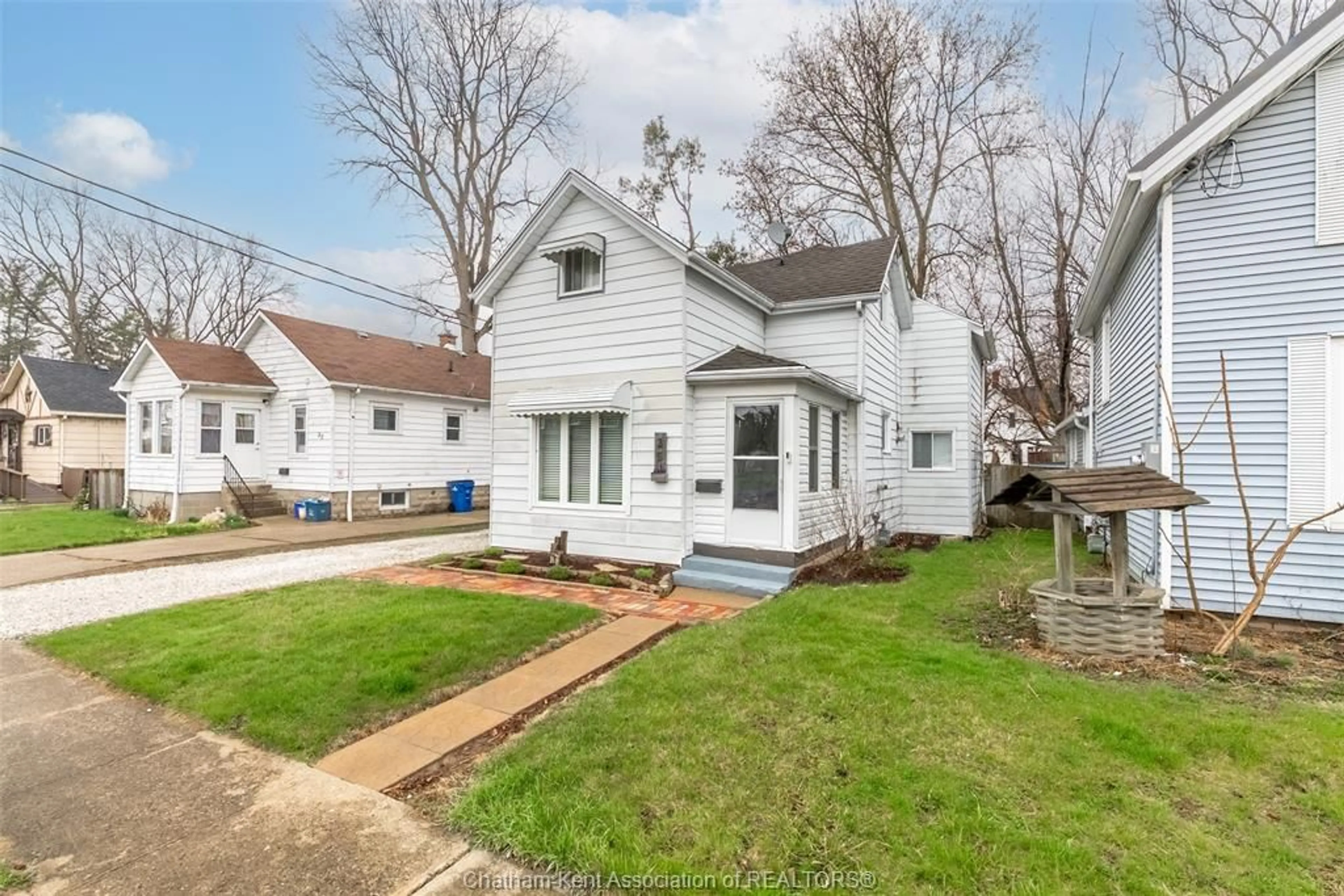 A pic from outside/outdoor area/front of a property/back of a property/a pic from drone, street for 35 Llydican Ave, Chatham Ontario N7L 3E4