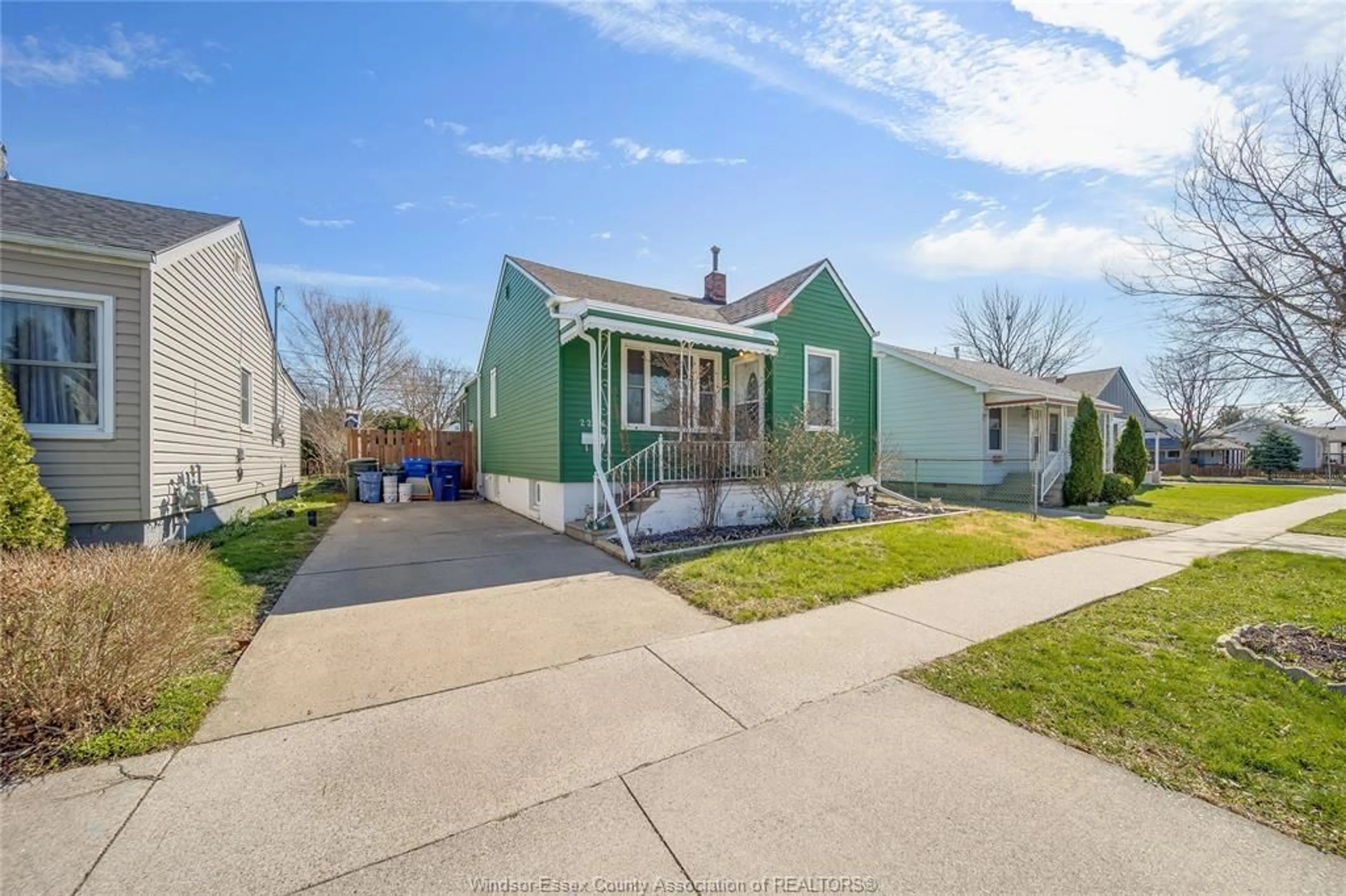 A pic from outside/outdoor area/front of a property/back of a property/a pic from drone, street for 2286 FOREST Ave, Windsor Ontario N8W 2G6